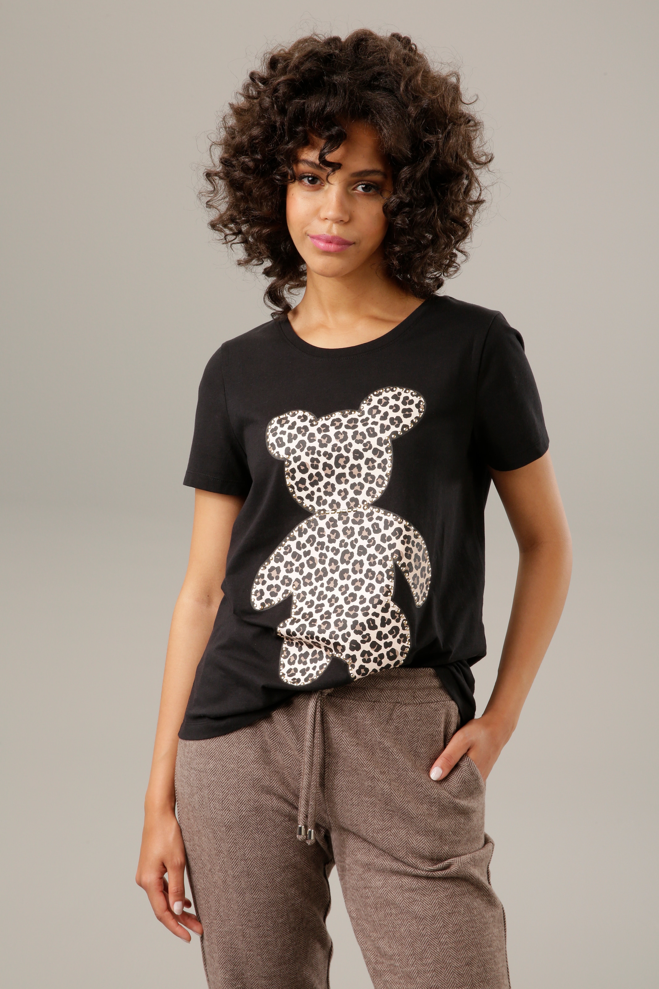 Bärchen-Frontdruck CASUAL - KOLLEKTIOM mit verzierter bestellen BAUR Glanznieten T-Shirt, online NEUE Aniston |