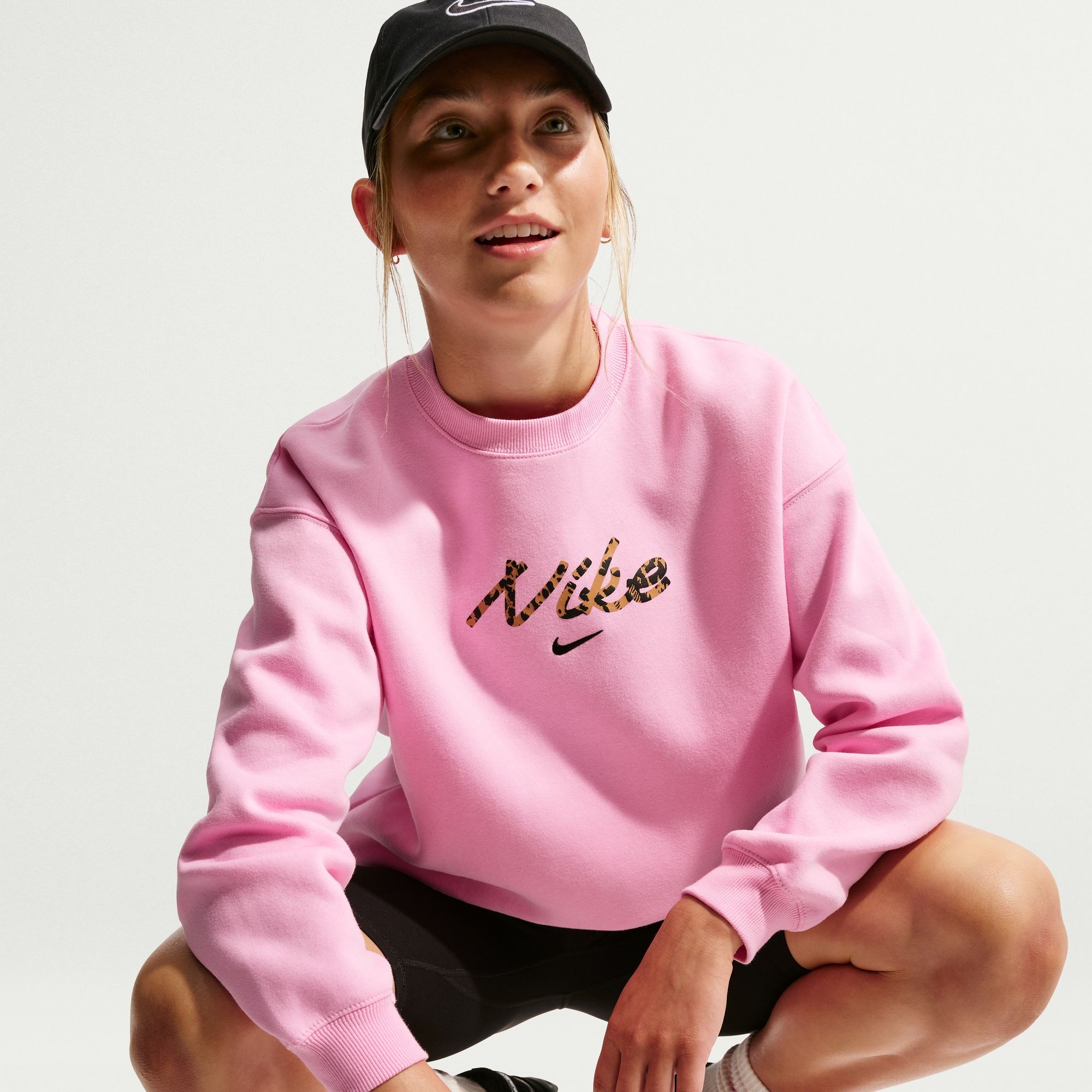 Nike Sportswear Sweatshirt »G NSW STDIO FLC OVRSZD CRW AOP«, mit Rundhalsausschnitt, aus angerauter Sweatware

