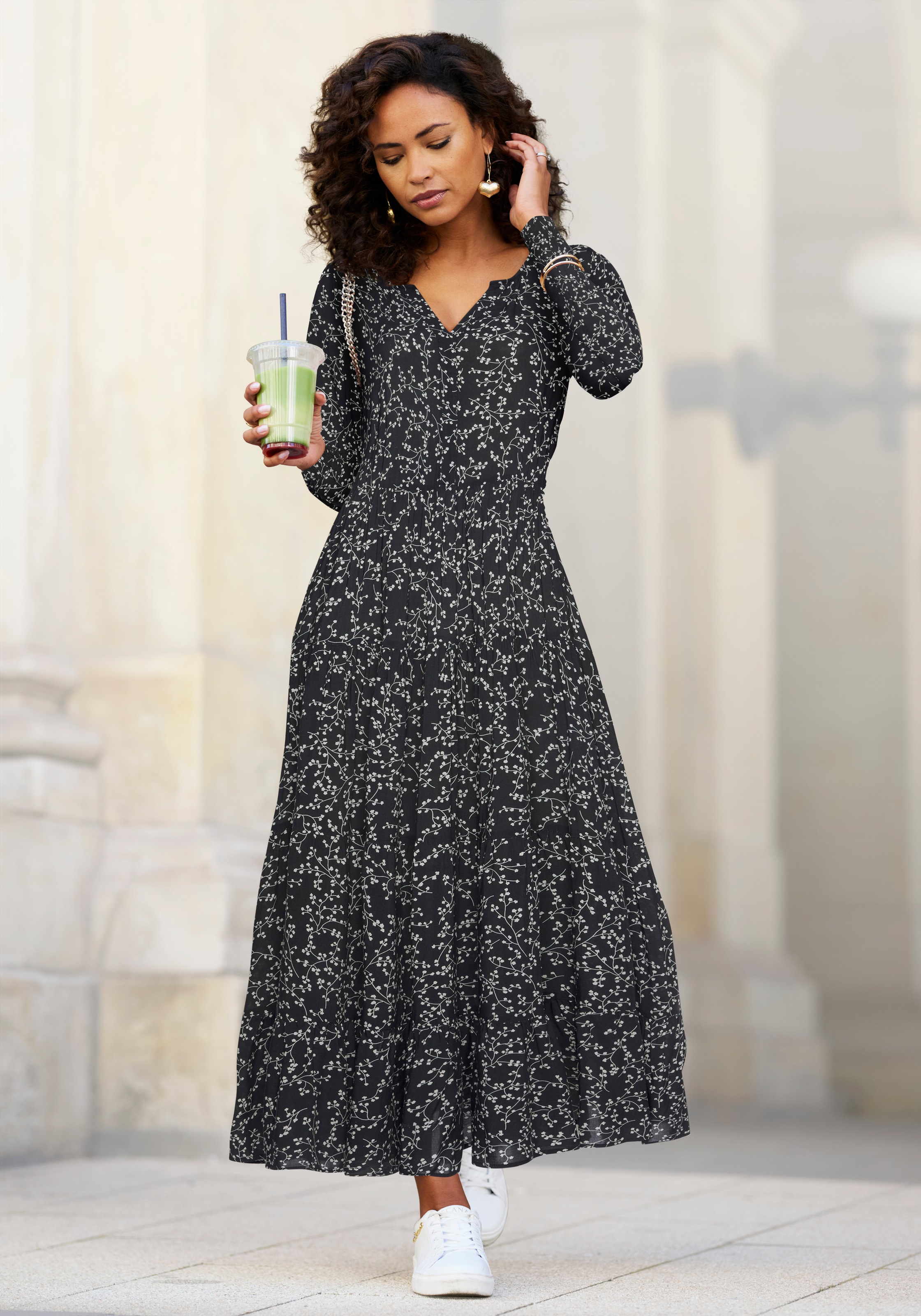 Maxikleid LASCANA, Damen, Gr. 40, N-Gr, beige (schwarz, creme, bedruckt), Web, Obermaterial: 100% Viskose, bedruckt, geblümt, figurumspielend knöchelfrei, V-Ausschnitt, mit Gummizug, Kleider Maxikleid, mit Blumenprint und Volants, locker bequemer Look, To