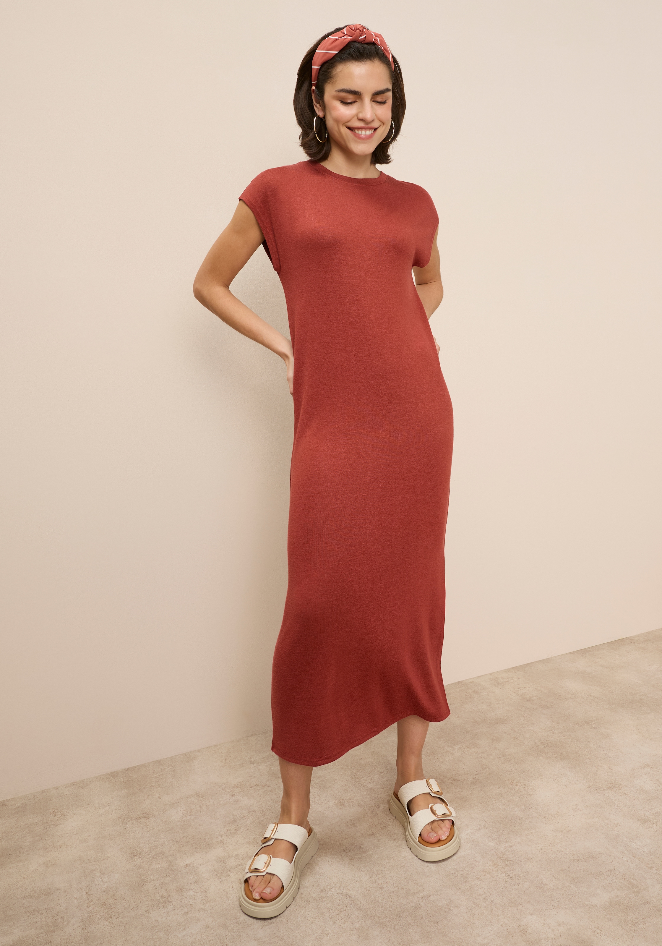 Tamaris Strickkleid mit lässigem Schnitt und seitlichen Schlitz günstig online kaufen