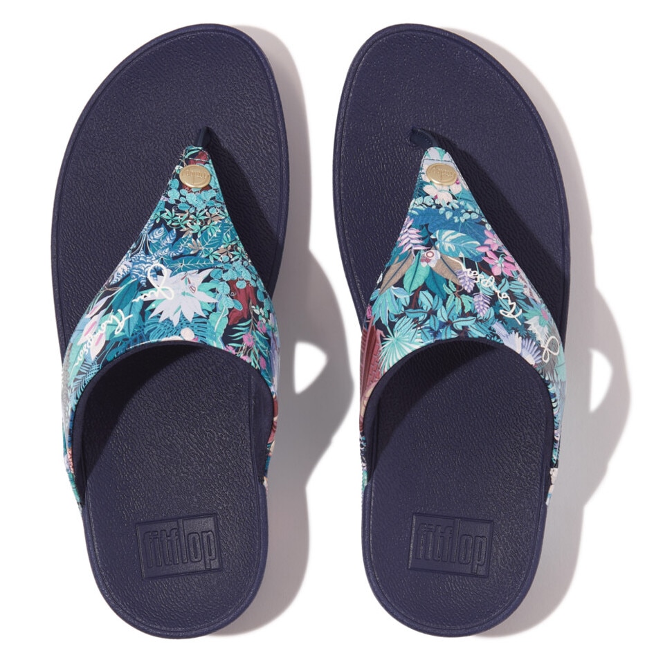 Fitflop Dianette "LULU X JIM THOMPSON", Keilabsatz, Sommerschuh, Zehentrenner mit weichem Zehensteg