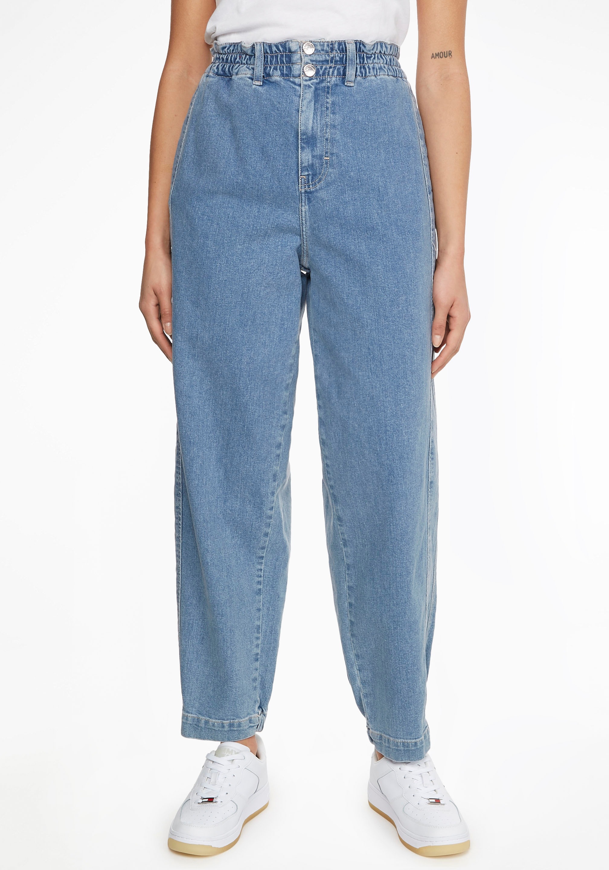 Tommy Jeans Mom-Jeans »MOM JOG JEAN CF6116«, mit Tommy Jeans Logo-Badge kaufen