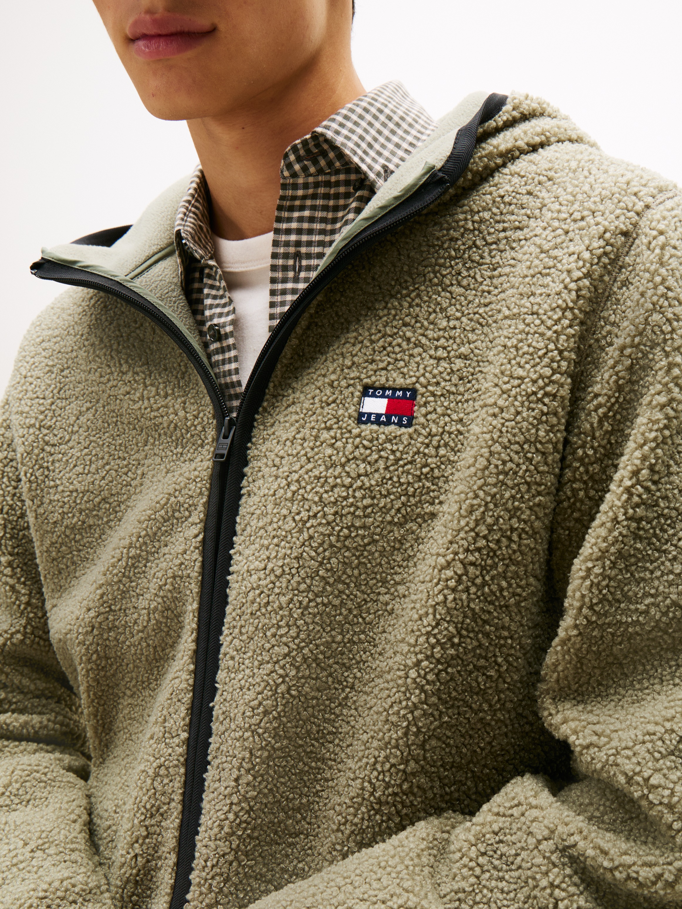 Tommy Jeans Plüschjacke "TJM REG BADGE TEDDY ZIP TRU EXT", mit Kapuze, mit günstig online kaufen