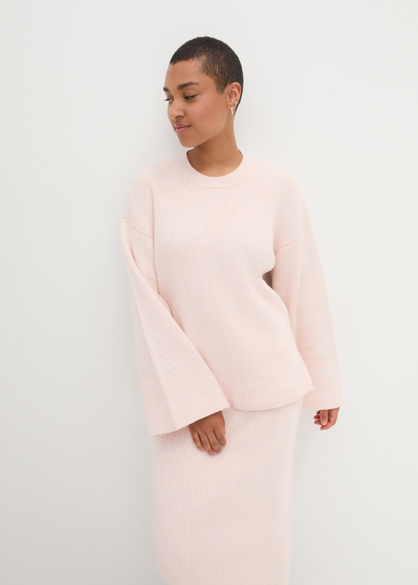 bonprix Strickpullover mit weiten Trompetenärmeln, Oversized-Passform, feiner Rippstrick