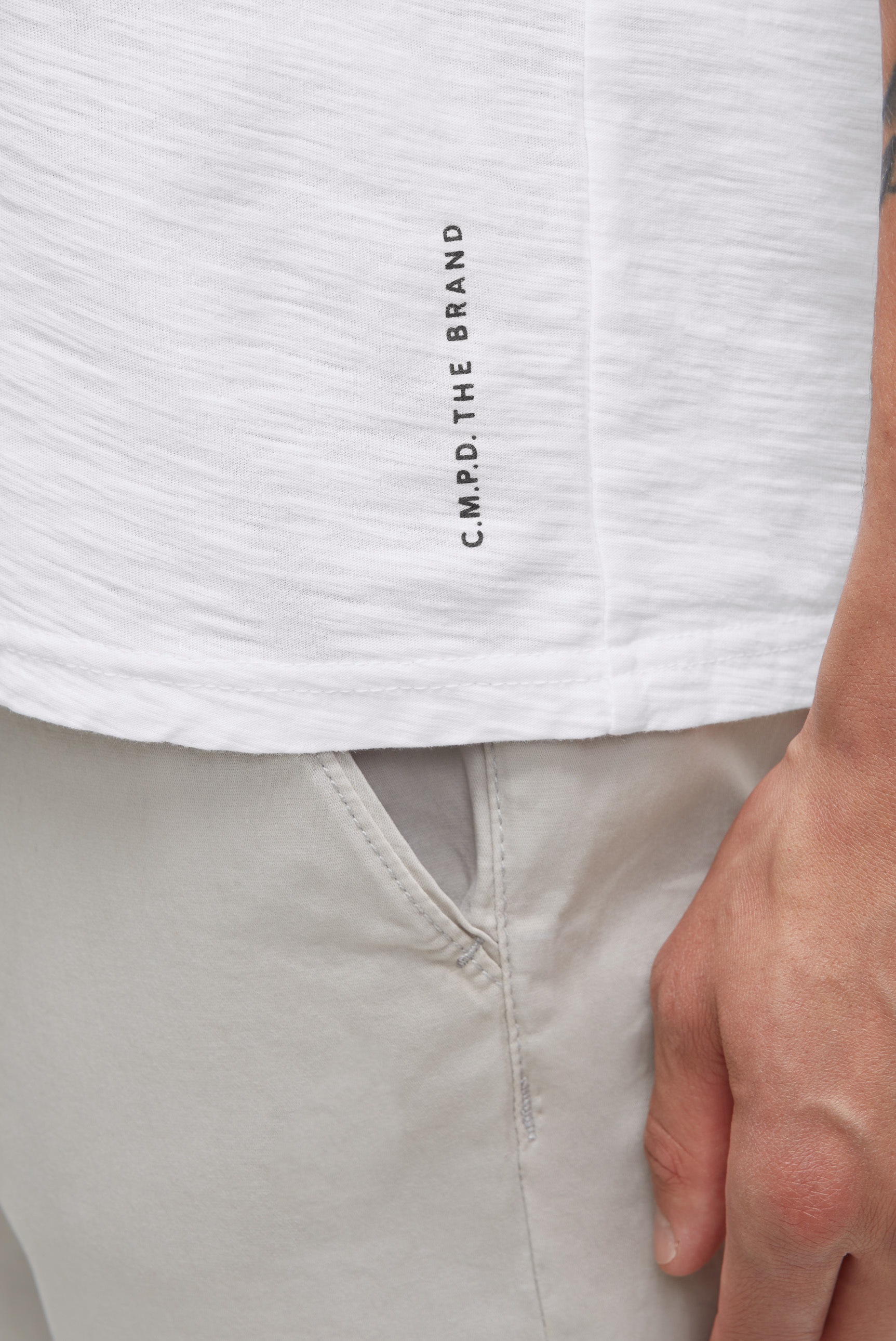 CMPD V-Shirt mit offener Kante am Ausschnitt