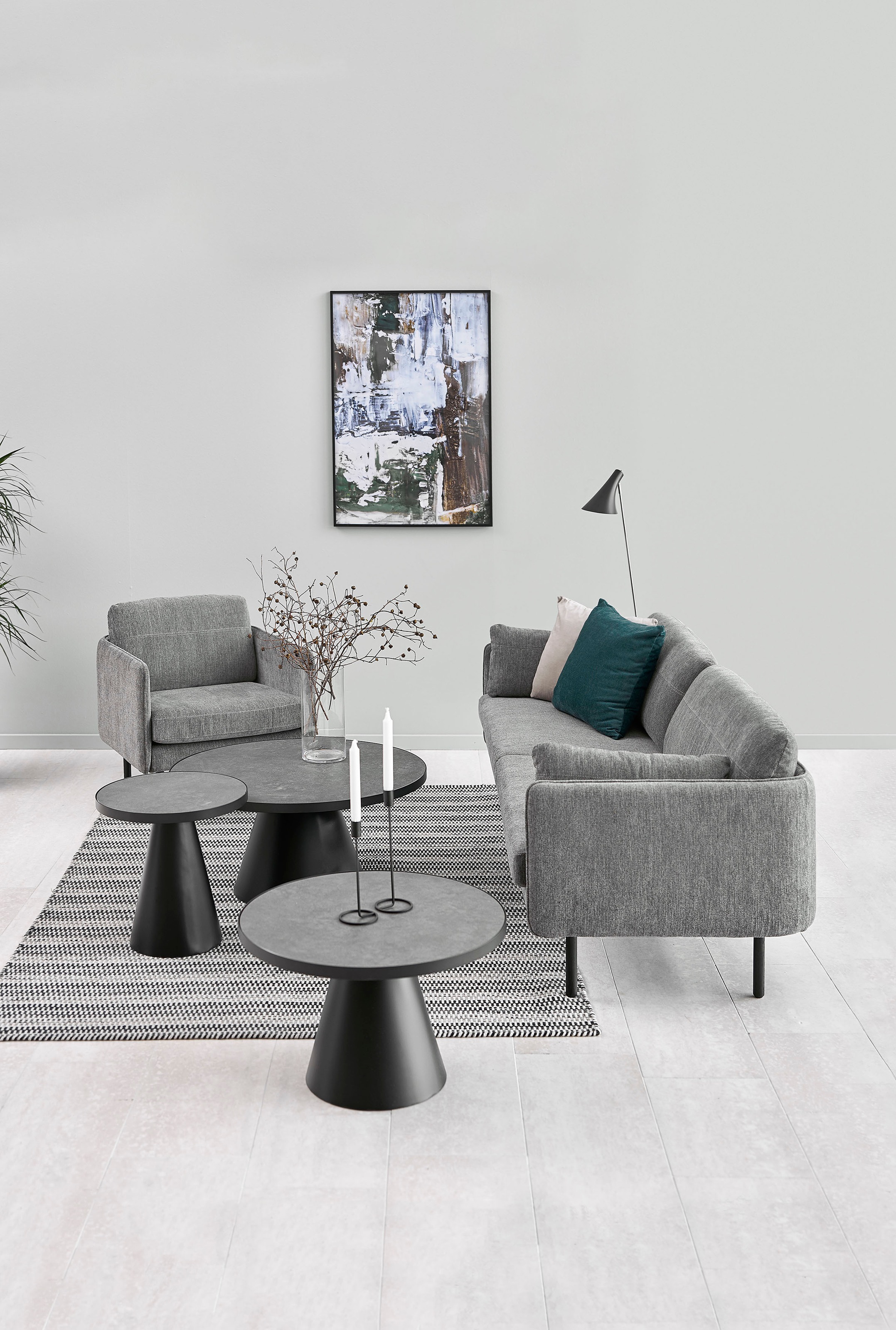 andas Couchtisch Soli, mit einer Glastischplatte mit Keramik-Optik, einem kegelförmigen Metallgestell, in runder Form