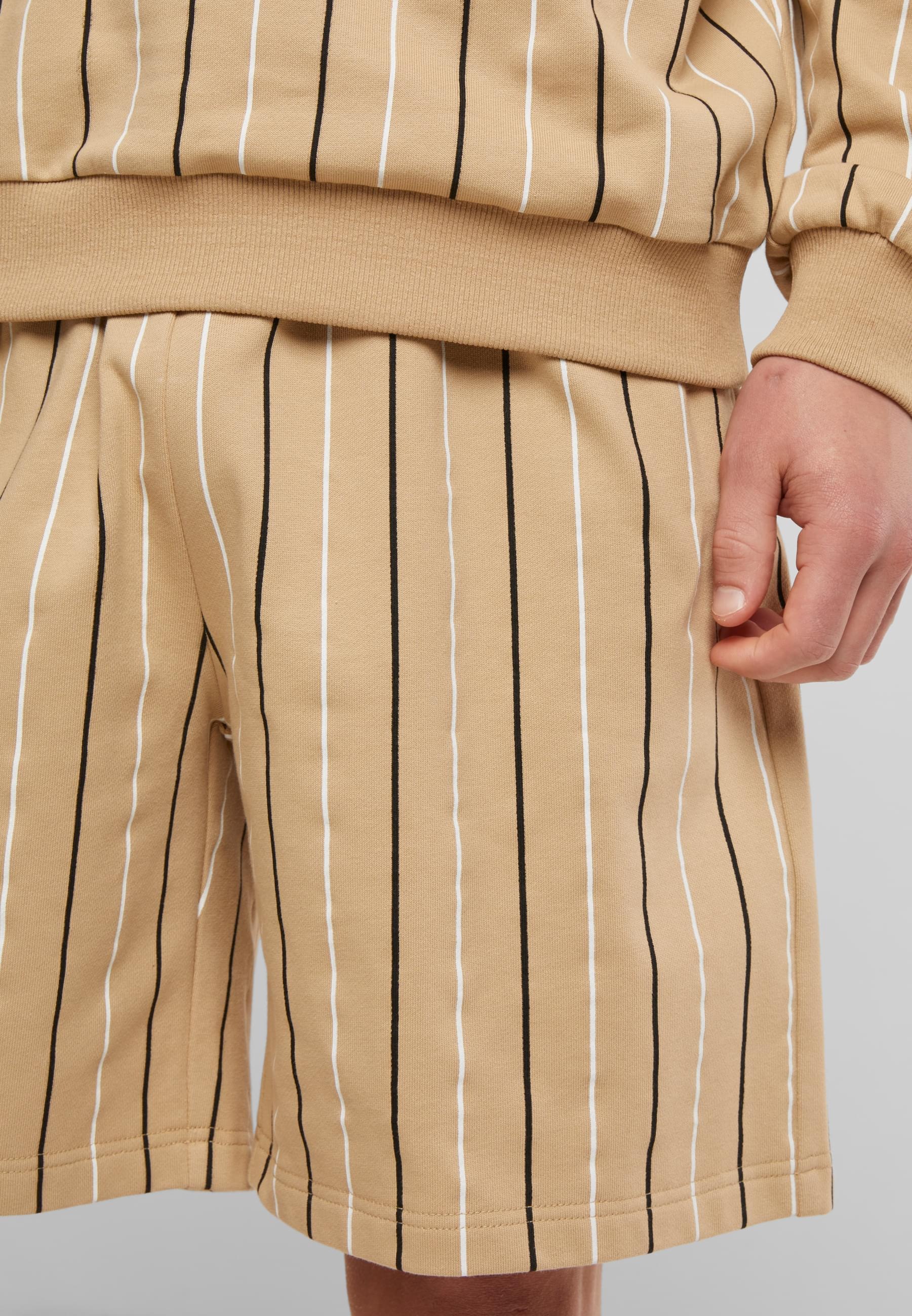 URBAN CLASSICS Sweatshorts »Urban Classics Printed Pinstripe Shorts«, (1 tlg.)