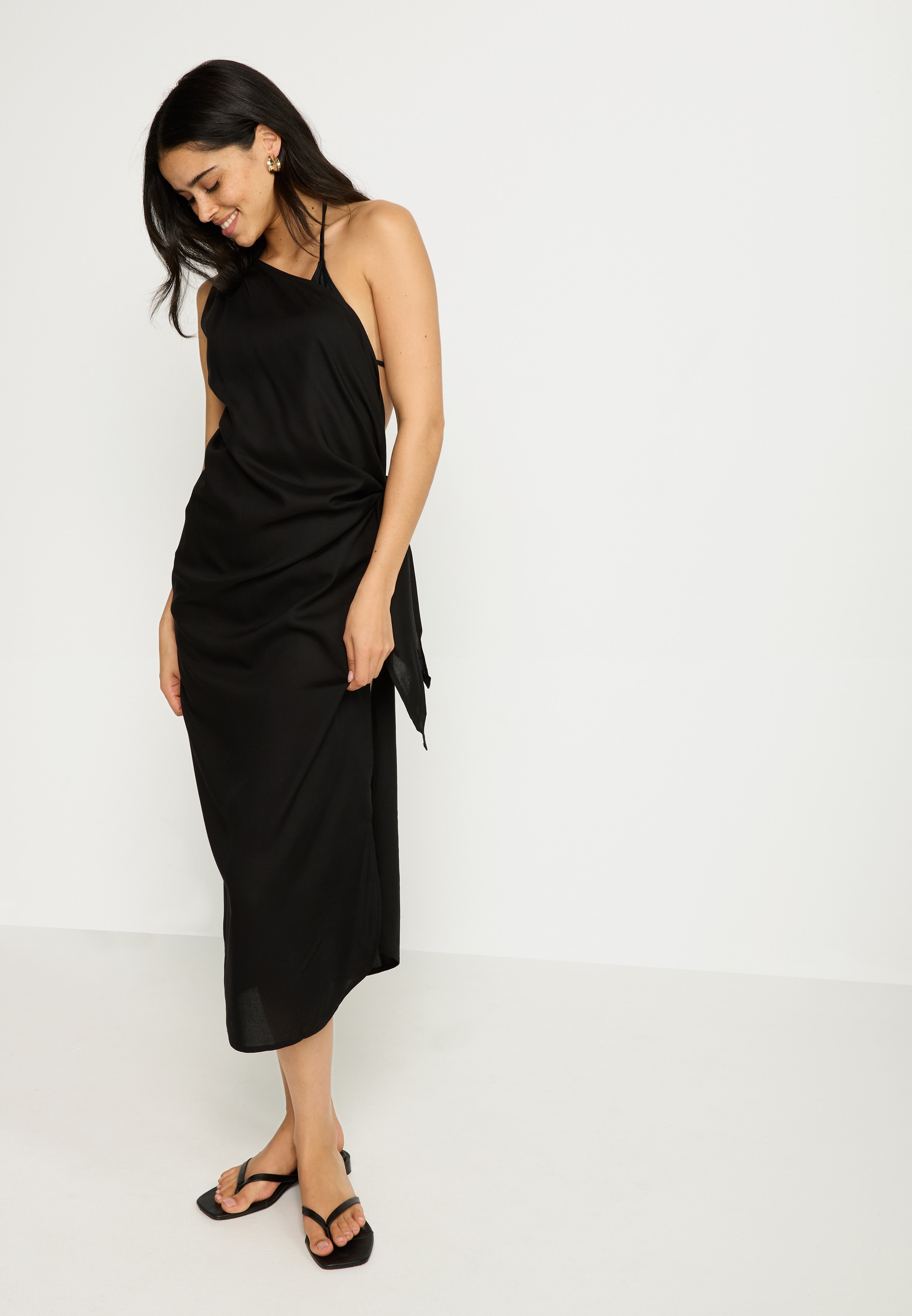 LSCN by LASCANA One-Shoulder-Kleid mit goldfarbenen Zieraccessoire am Träger, Strandkleid