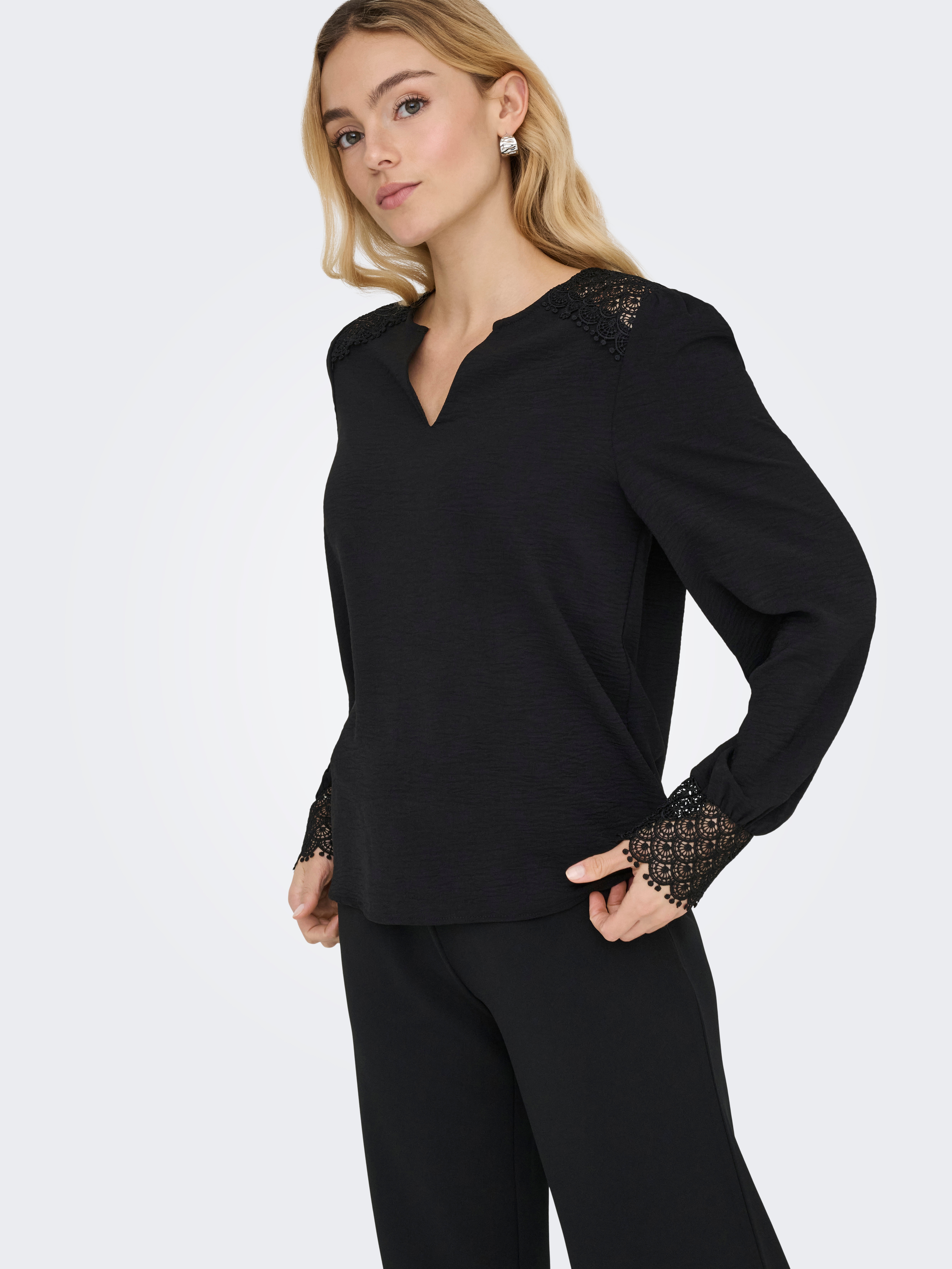 ONLY "ONLCERENA METTE L/S LACE VNECK TOP WVN" Kunstfaser, regular fit, V-Ausschnitt