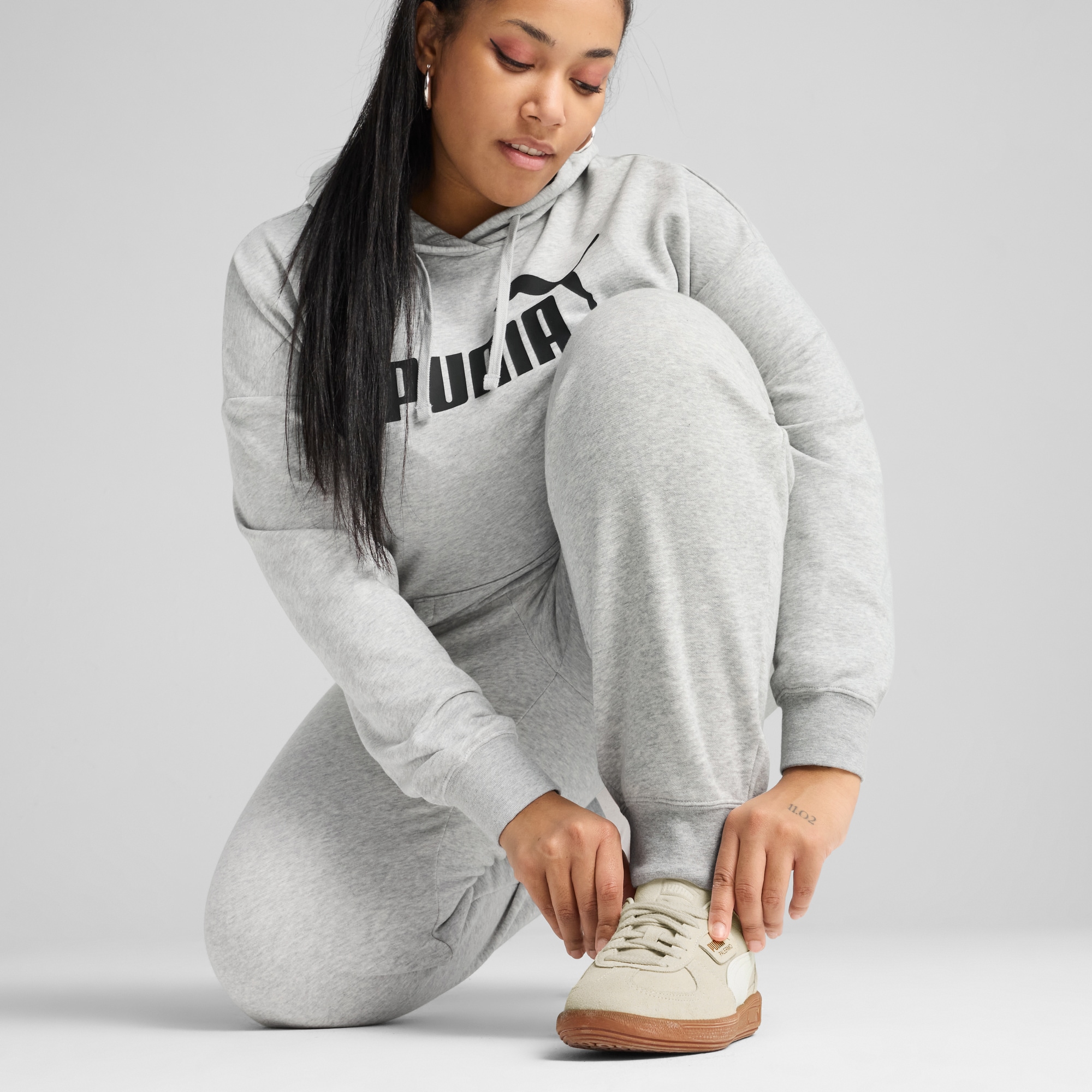 PUMA Trainingshose »ESS SMALL NO. 1 LOGO COMFORT HIGH-WAIST SWEATPANTS FL CL«