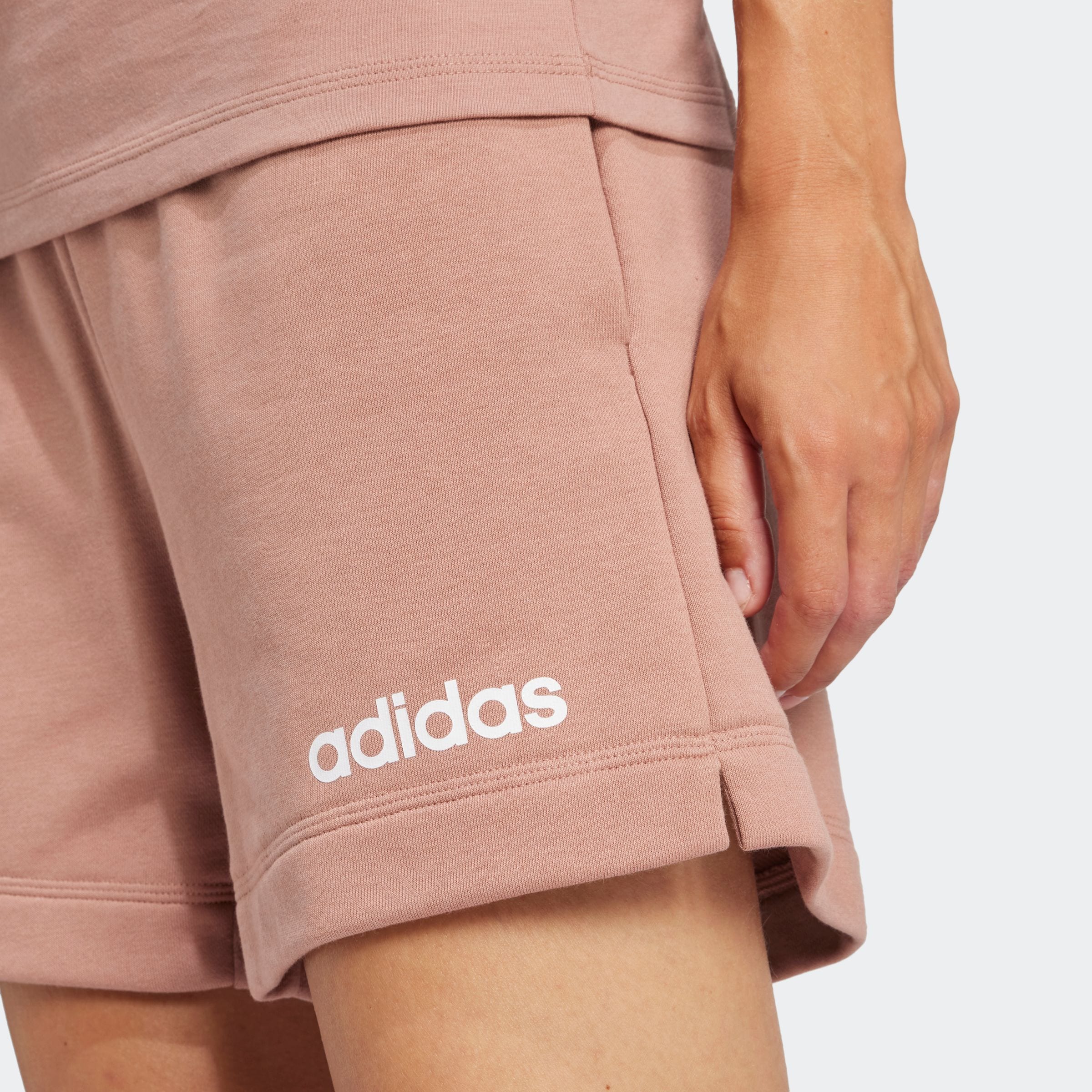 adidas Sportswear Shorts »W LIN FT SHO«, (1 tlg.), Mitelhoher Bund mit Kordelzug, aus weichem French Terry