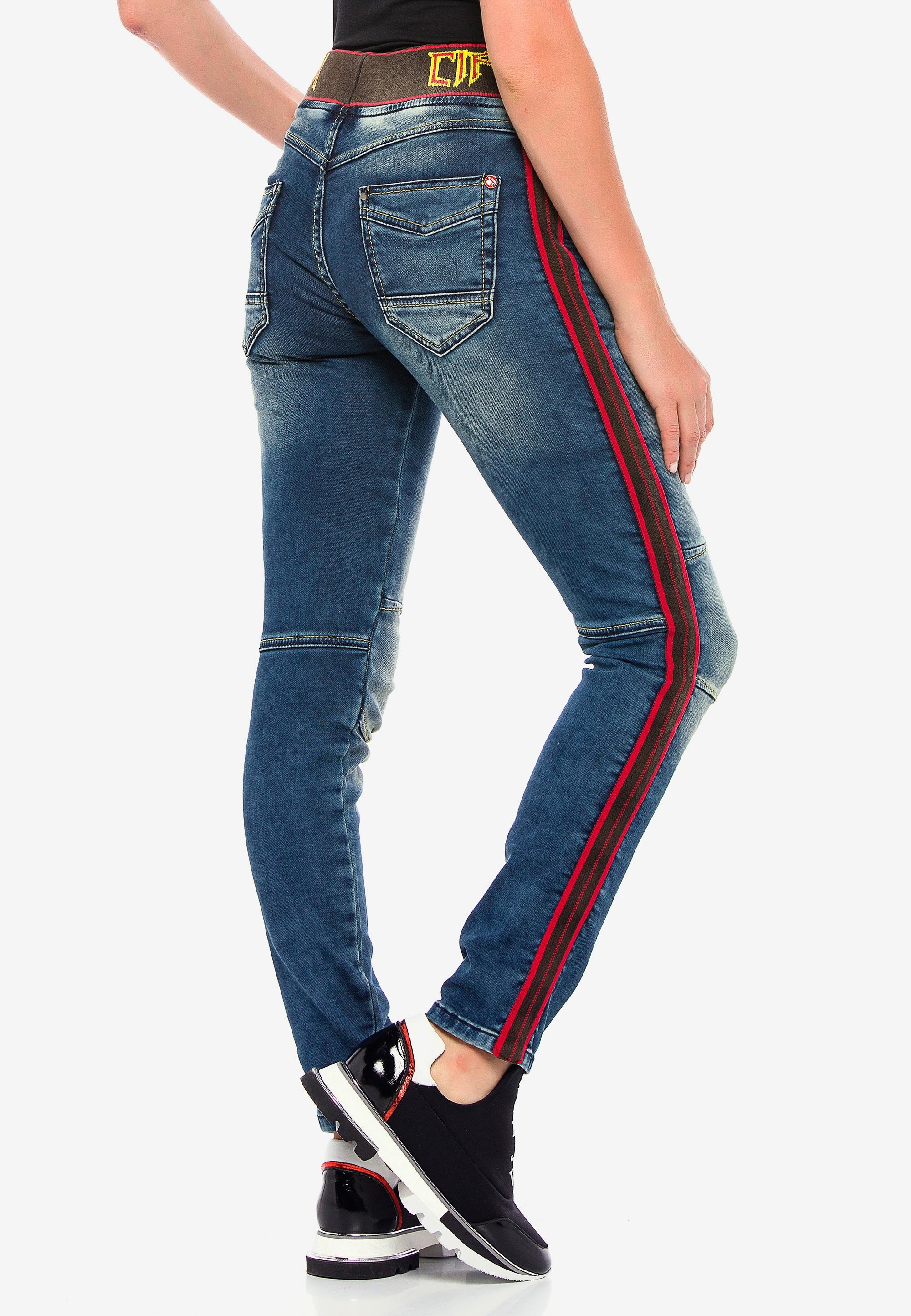 Cipo & Baxx Slim-fit-Jeans, mit trendigen Seitenstreifen