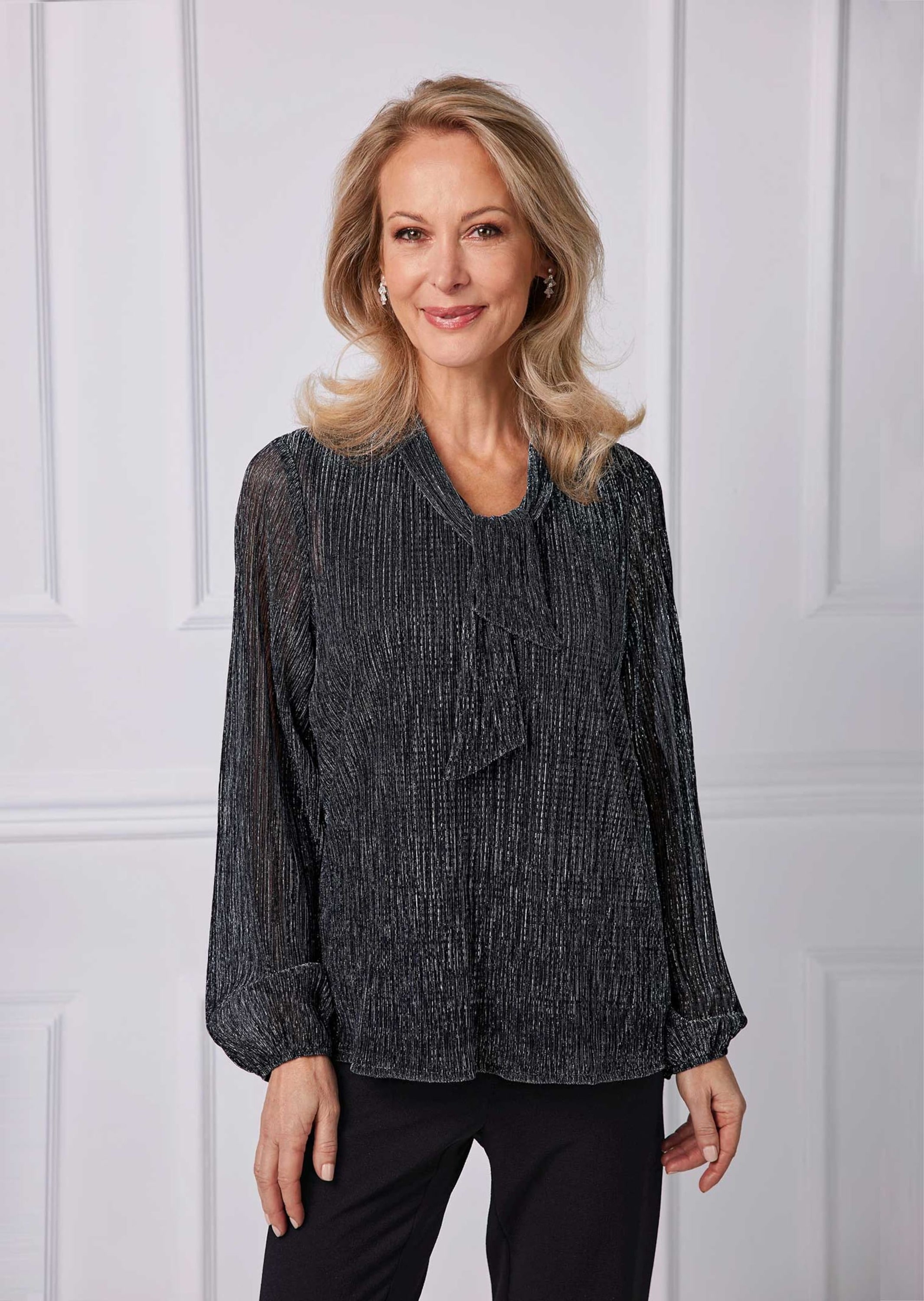 GOLDNER Schluppenbluse »Kurzgröße Schluppenbluse aus schimmernder Plisseeware«