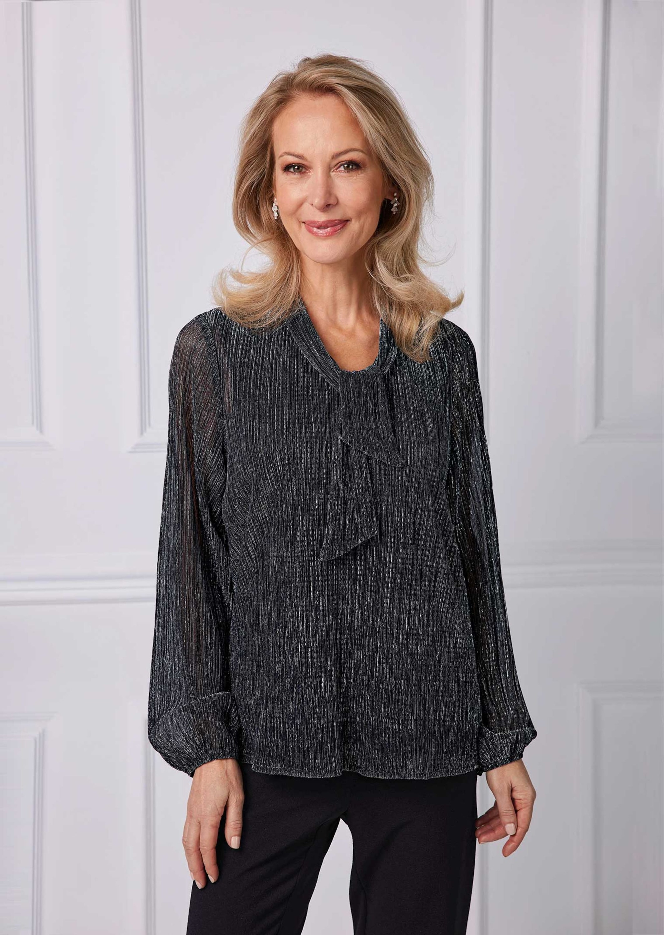 Thumbnail - GOLDNER Schluppenbluse "Kurzgröße Schluppenbluse aus Plisseeware" Vorder- und Rückseite blickdicht gefüttert