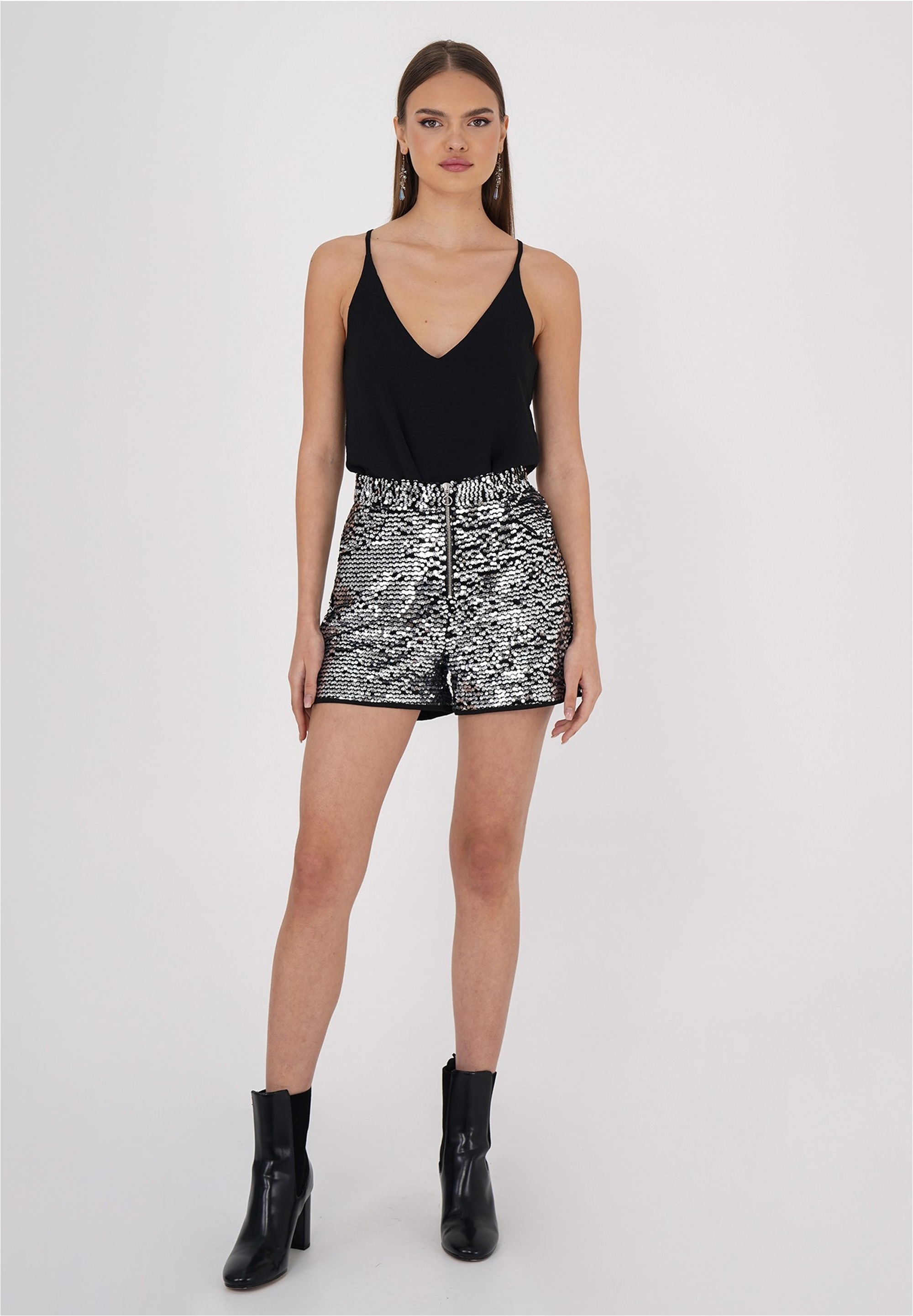 freshlions Shorts »Yara«, mit glitzerndem Paillettenbesatz