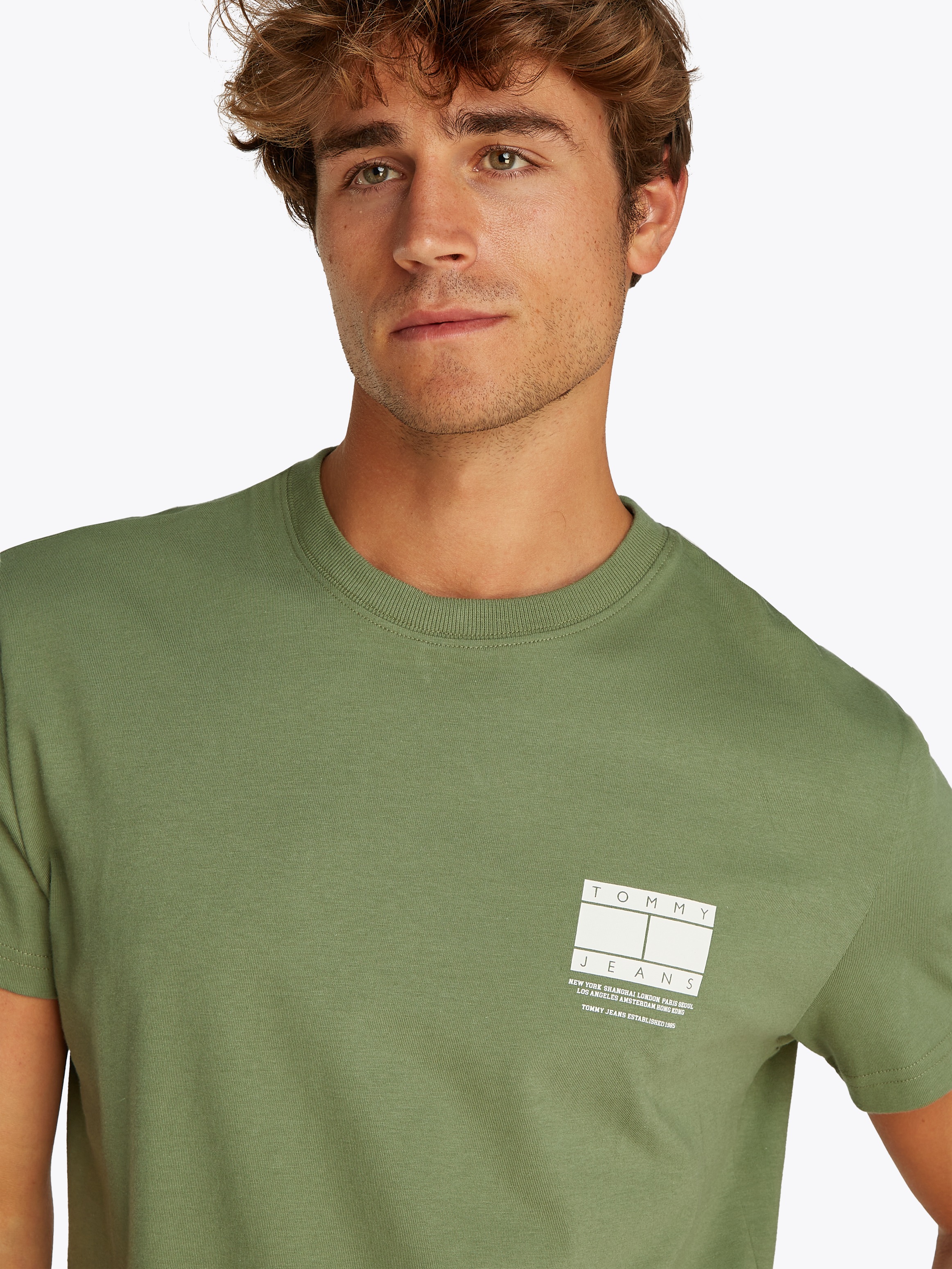 Tommy Jeans "TJM REG DNA GRAPHIC TEE EXT" mit kontrastfarbenen Print günstig online kaufen