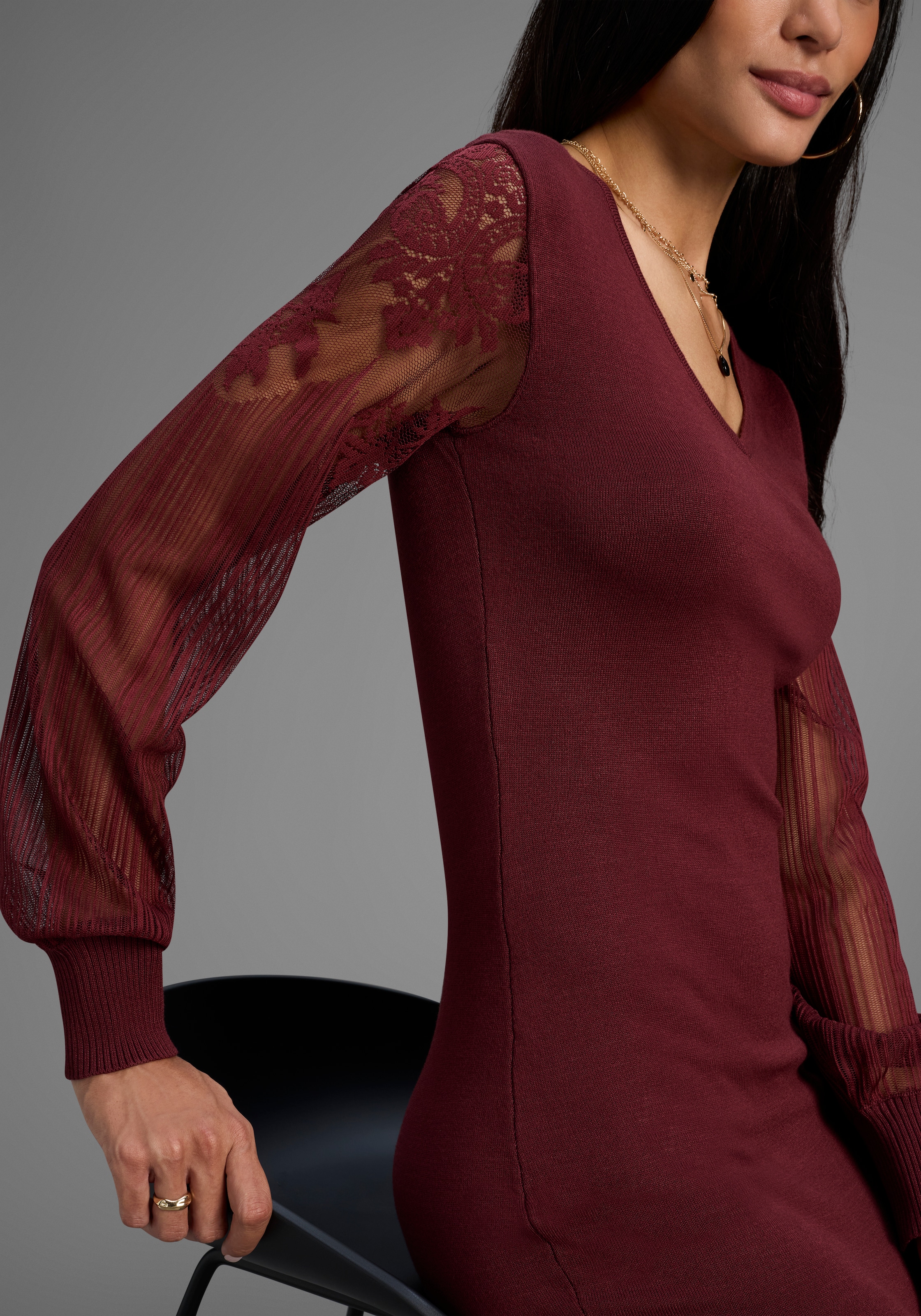 Laura Scott Strickkleid, mit edlen Spitzenärmeln