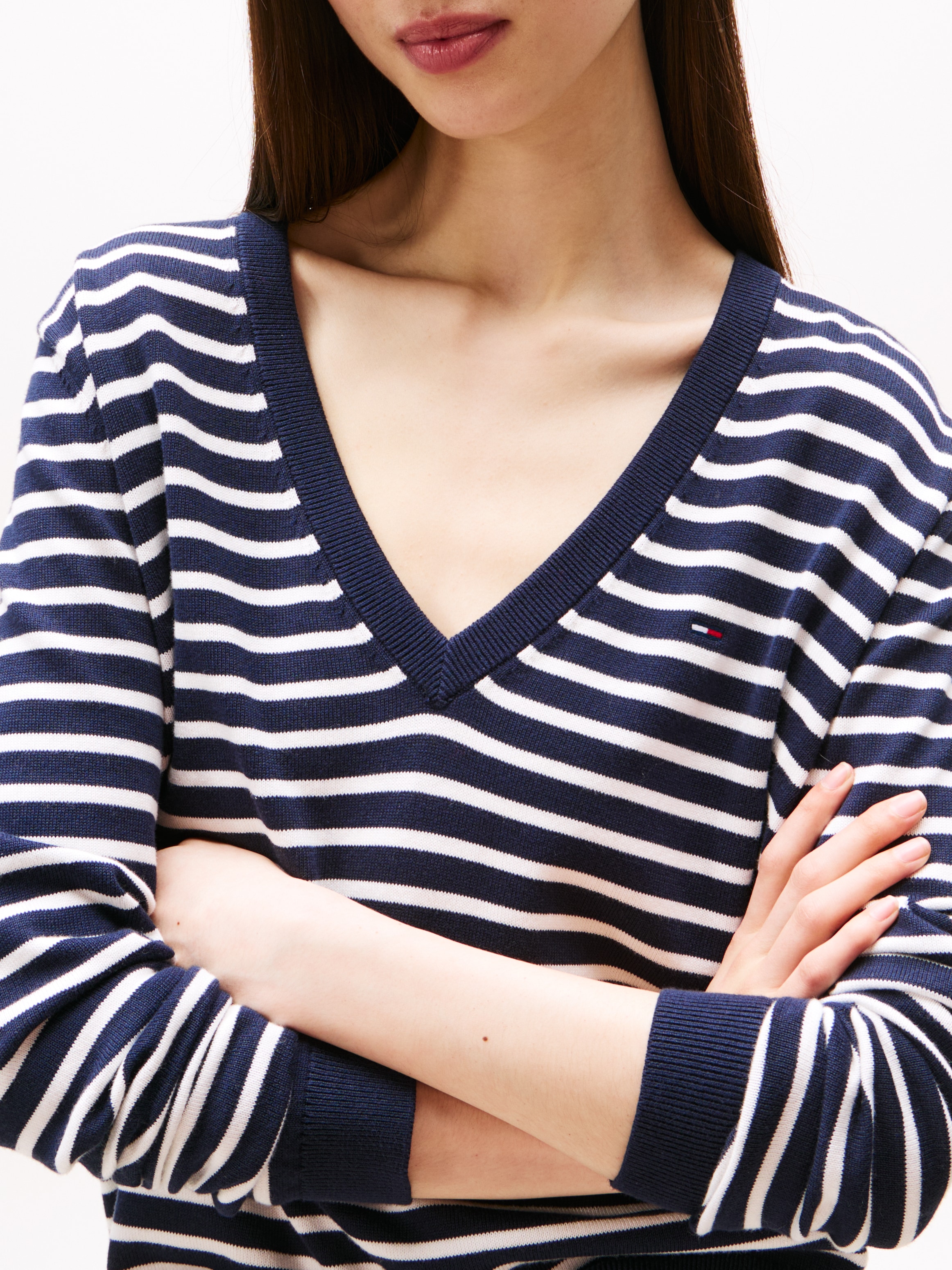 Tommy Jeans V-Ausschnitt-Pullover »TJW ESSENTIAL VNECK SWEATER EXT«, mit Logostickerei