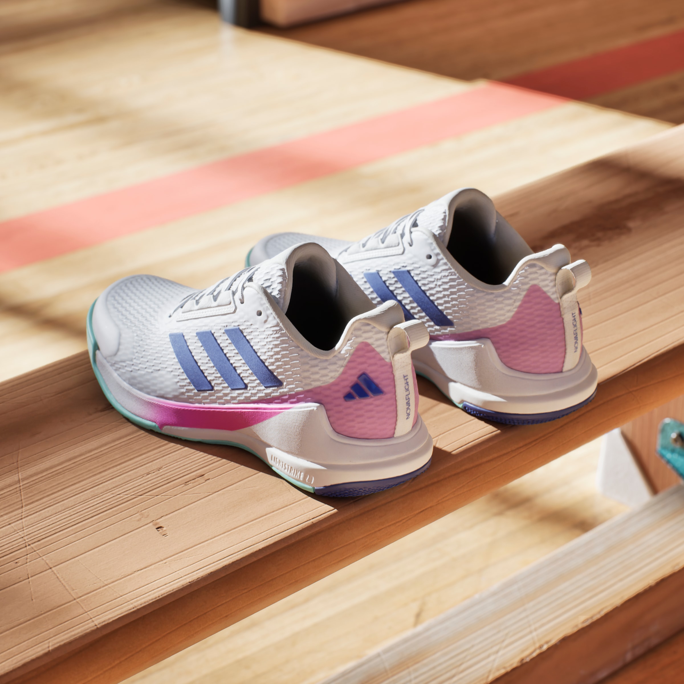 adidas Performance Indoorschuh »NOVAFLIGHT 2 INDOOR«, besonders geeignet für Volleyball und Basketball