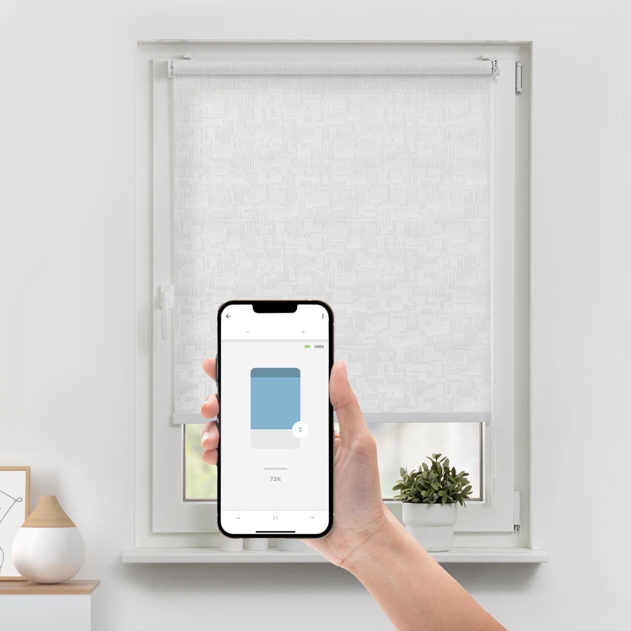 LICHTBLICK ORIGINAL Rollo »Klemmfix, ohne Bohren«, blickdicht, Blendschutz-Sichtschutz, mit Bohren/ohne Bohren, freihängend, Steuerbar mit Bluetooth-App, integrierter Elektromotor und Akku