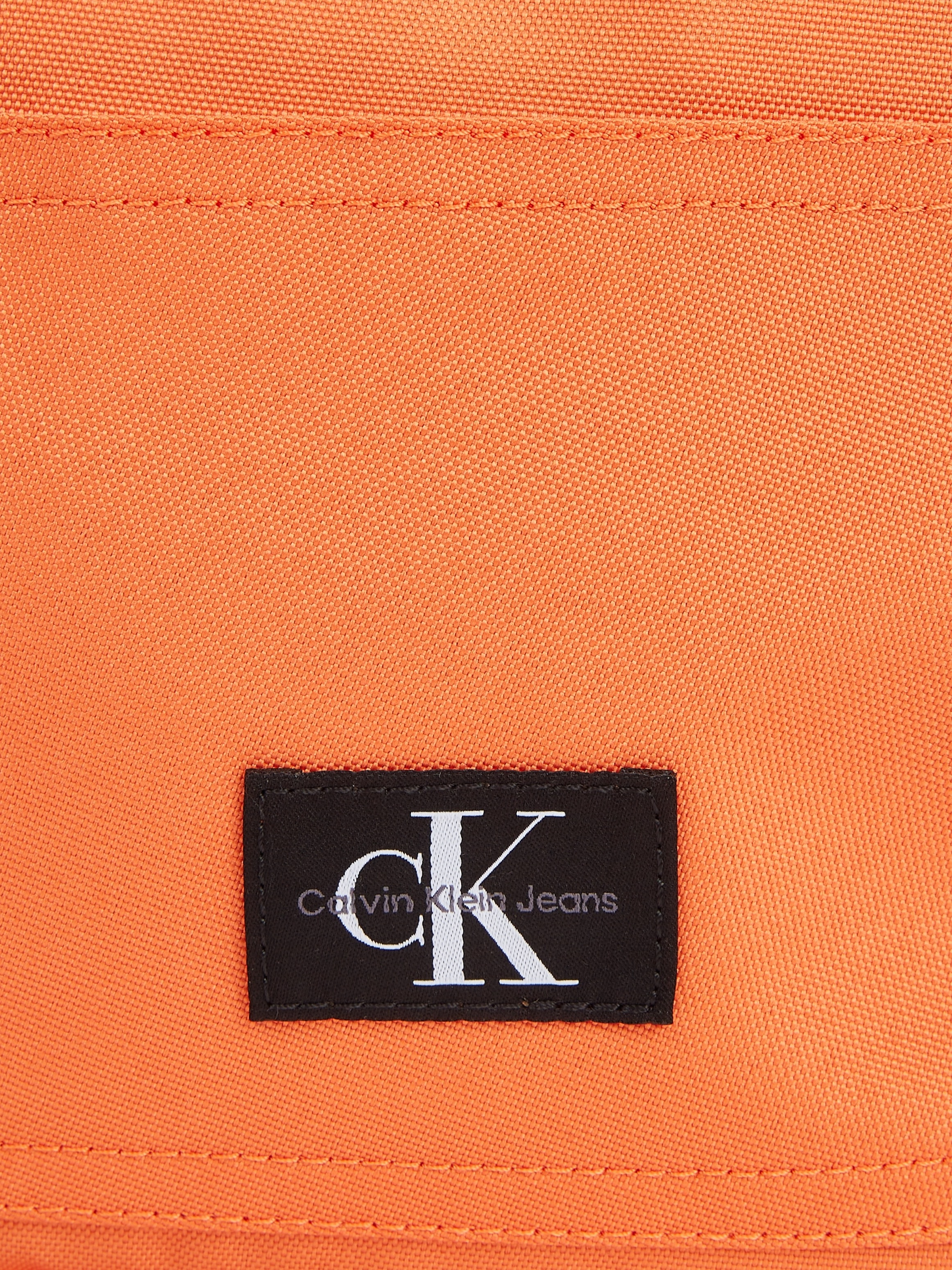 bestellen »SPORT | ESSENTIALS Calvin BP40 Jeans dezentem in Design W«, Klein Cityrucksack BAUR für