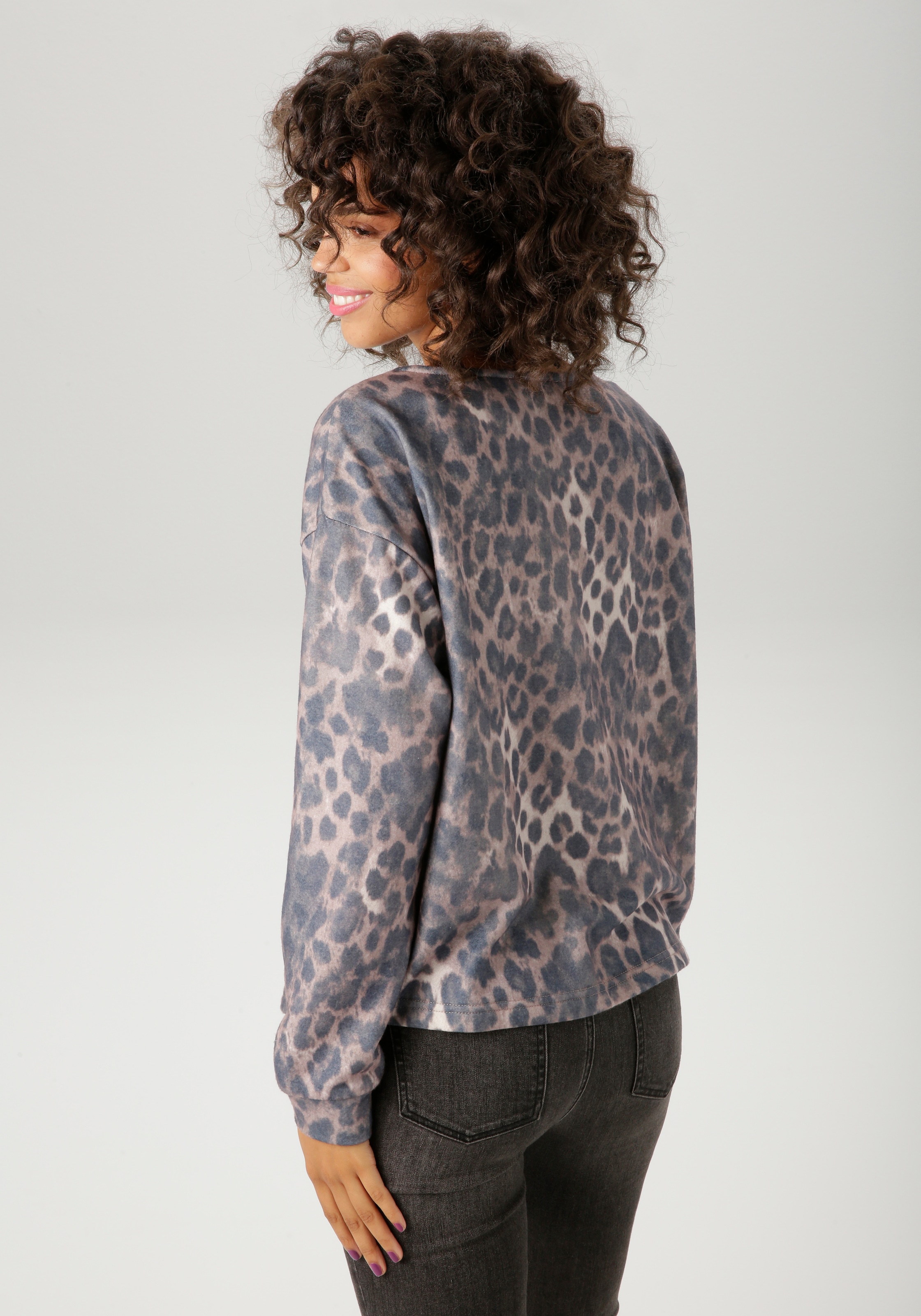 Aniston CASUAL Sweatshirt, mit trendigem Leo-Druck - jedes Teil ein Unikat - NEUE KOLLEKTION