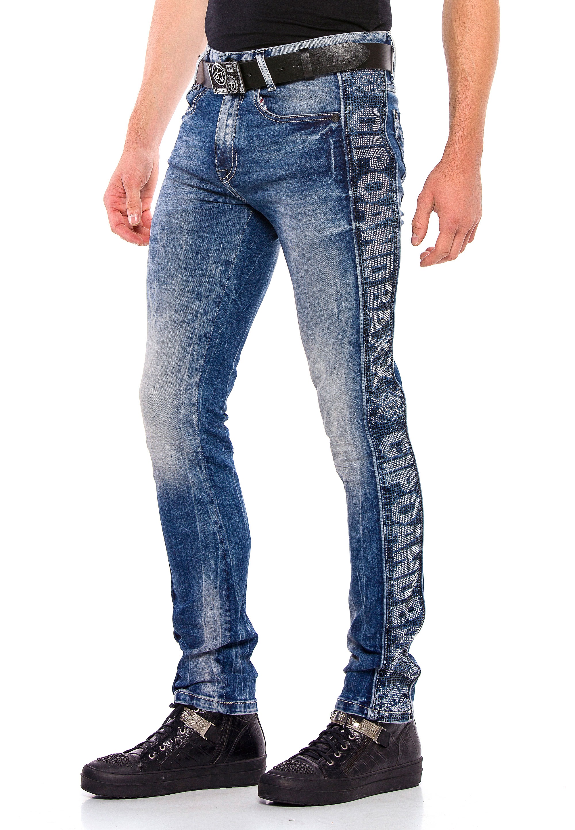 Cipo & Baxx Bequeme Jeans, mit seitlichem Markenschriftzug