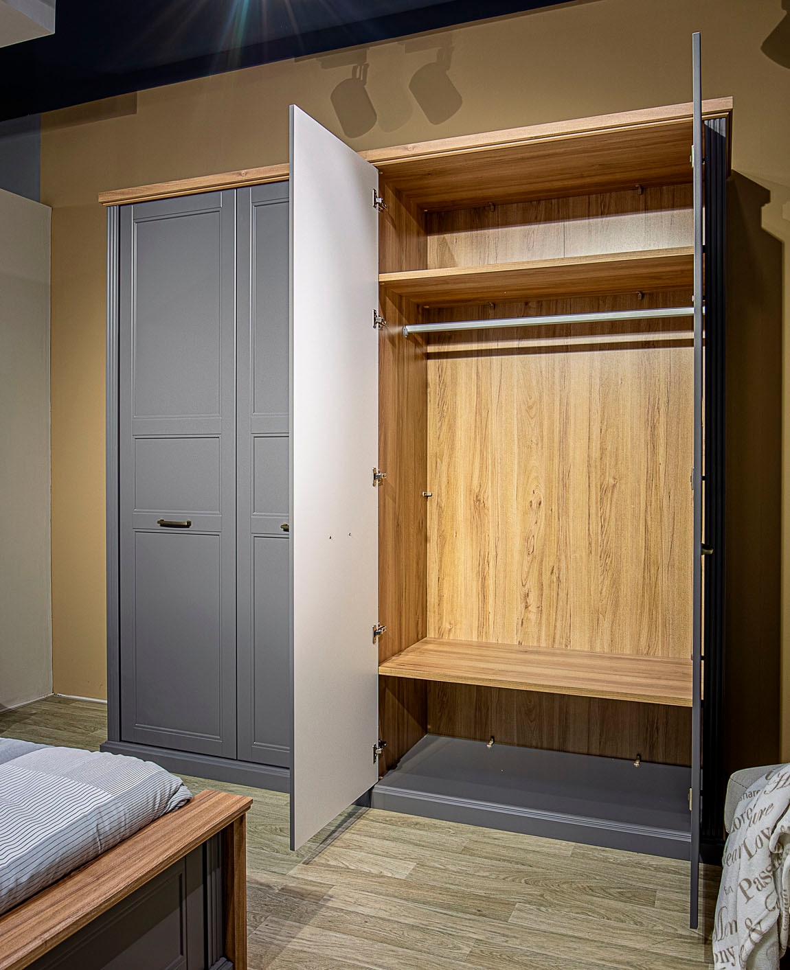 Home affaire Kleiderschrank »Tara, wahlweise 4 Breiten, hoher Schrank 227cm, soft-close-Funktion«, (Landhausstil mit Kranzprofil und Kasettenoptik, Innen Holzdekor), lackiert mit hochwertigen wasserbasiertem UV-Lack, FSC-zertifiziert