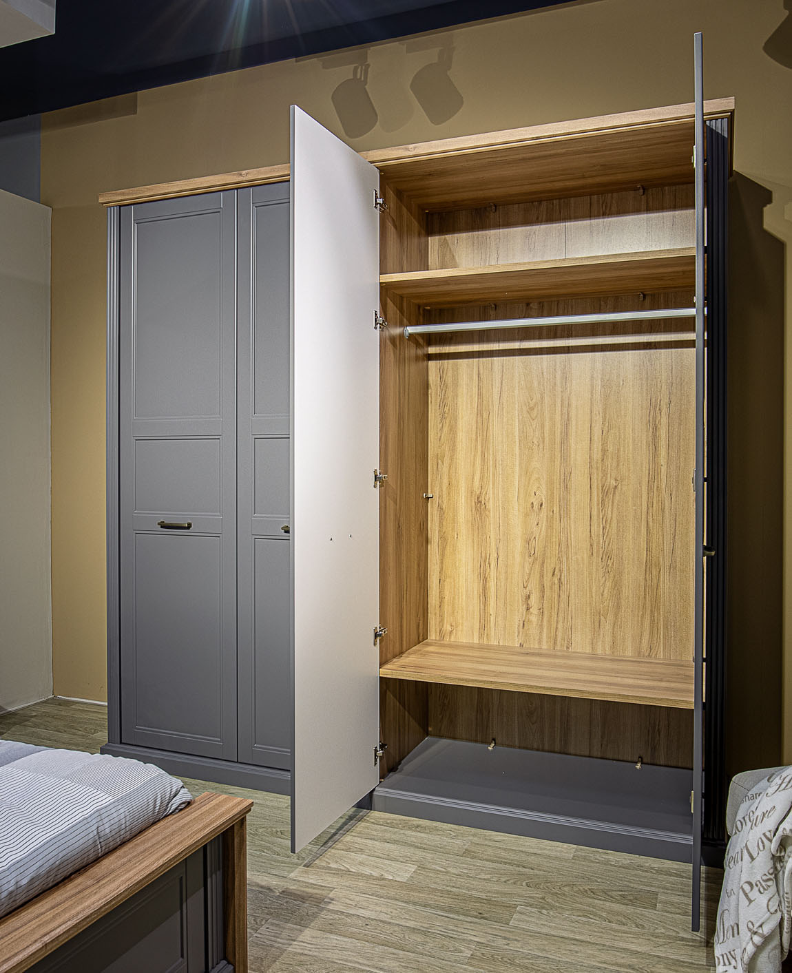 Thumbnail - Home affaire Kleiderschrank "Tara, wahlweise 4 Breiten, hoher Schrank 227cm, soft-close-Funktion", (Landhausstil mit Kra...