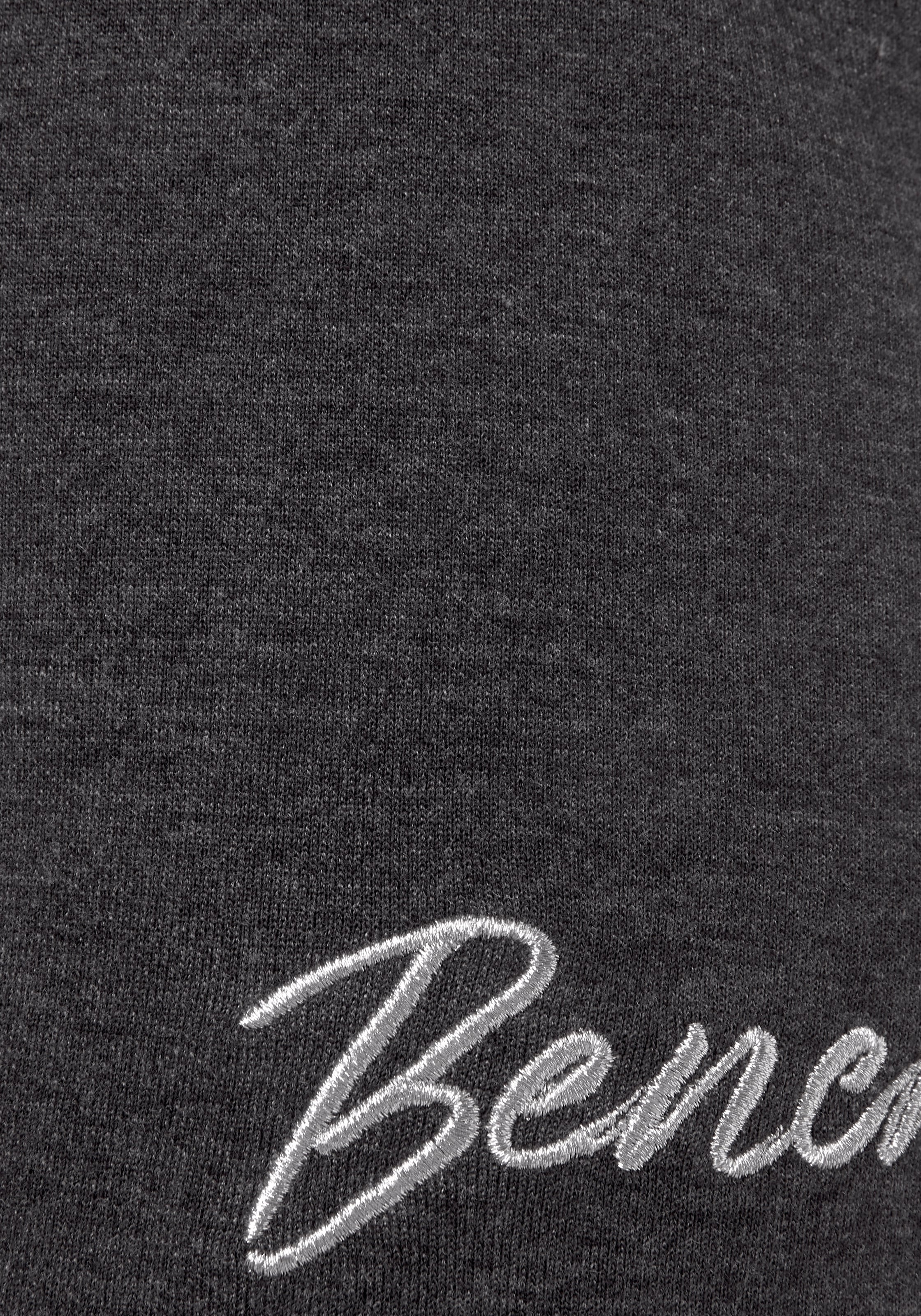Bench. Loungewear Relaxshorts, mit kleiner glänzenden Logostickerei, Loungewear