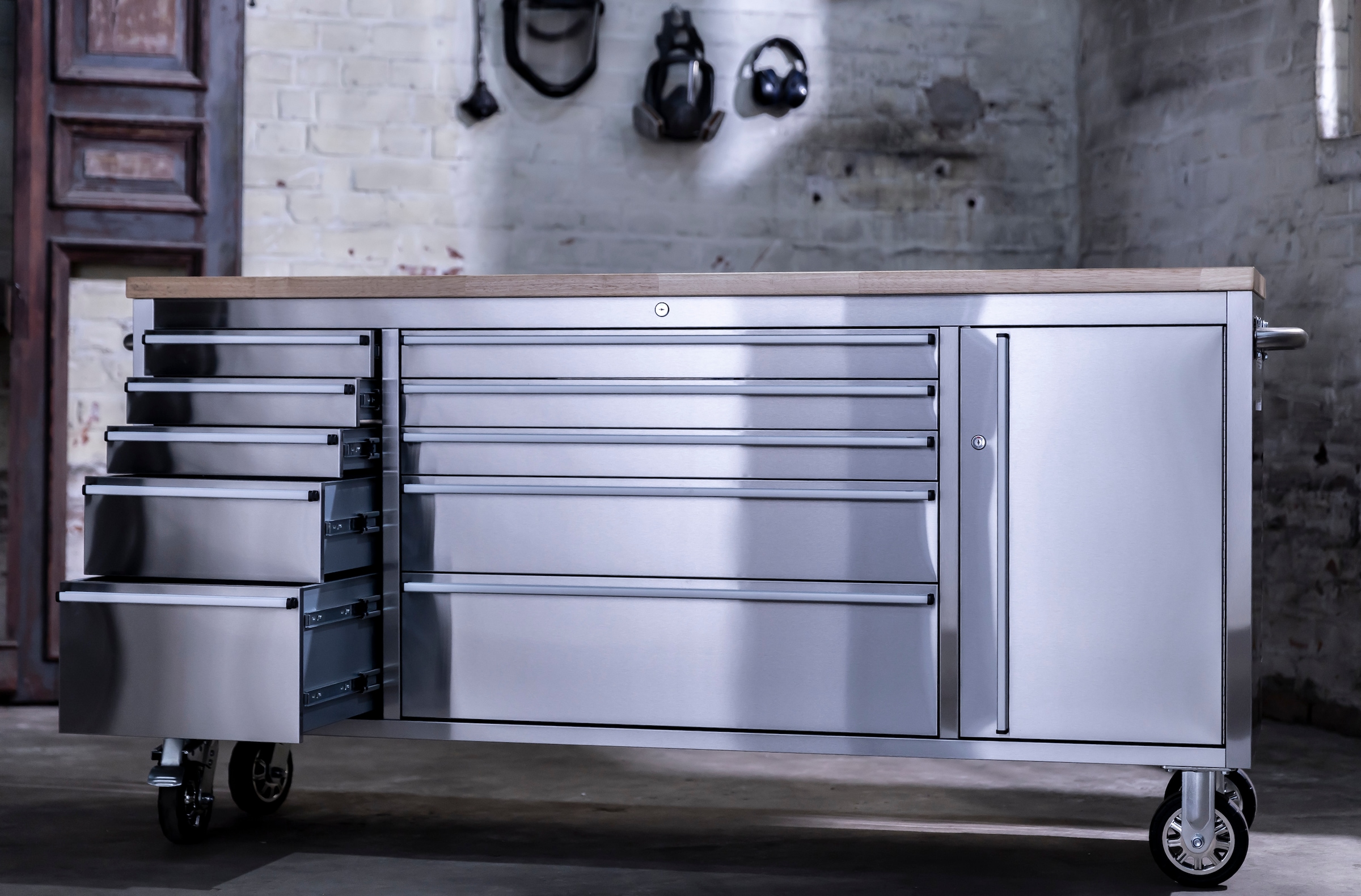 ONDIS24 Werkstattwagen »Werkzeugwagen aus Edelstahl mit 1 Tür 10 Schubladen« fahrbar, kugelgelagerten Schubladen, abschließbar, Massivholzplatte