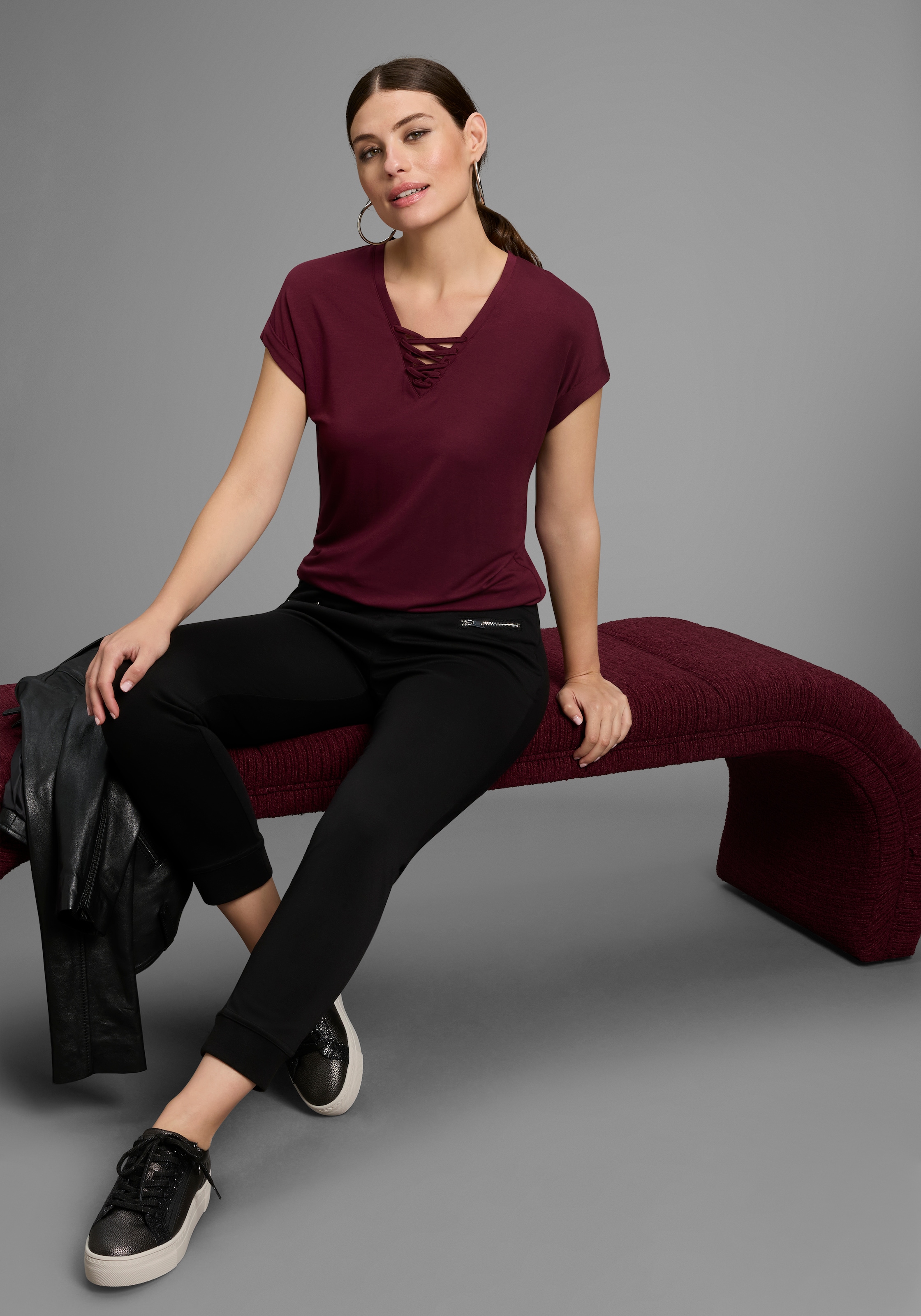 Bruno Banani T-Shirt, mit Schnürung im Ausschnitt - NEUE KOLLEKTION