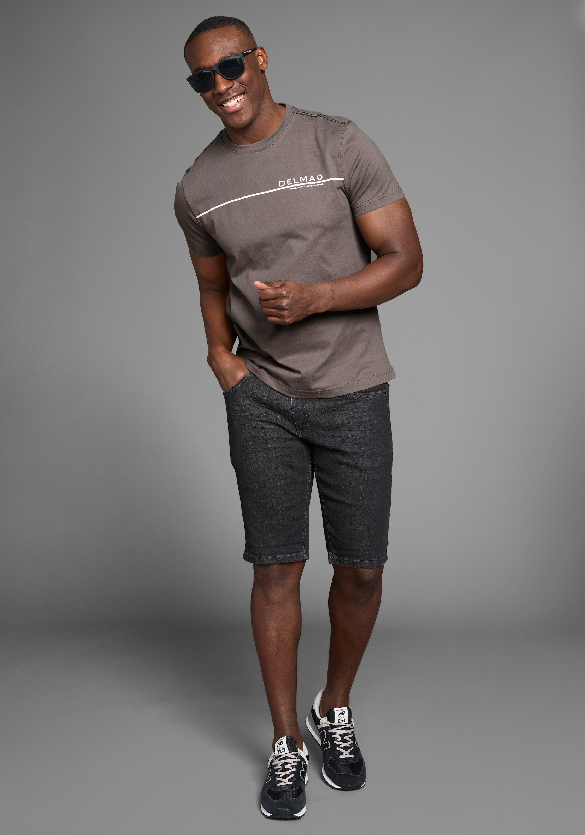 DELMAO T-Shirt, Kurzarm, mit coolem Print, Rundhalsausschnitt, aus 100% Baumwolle