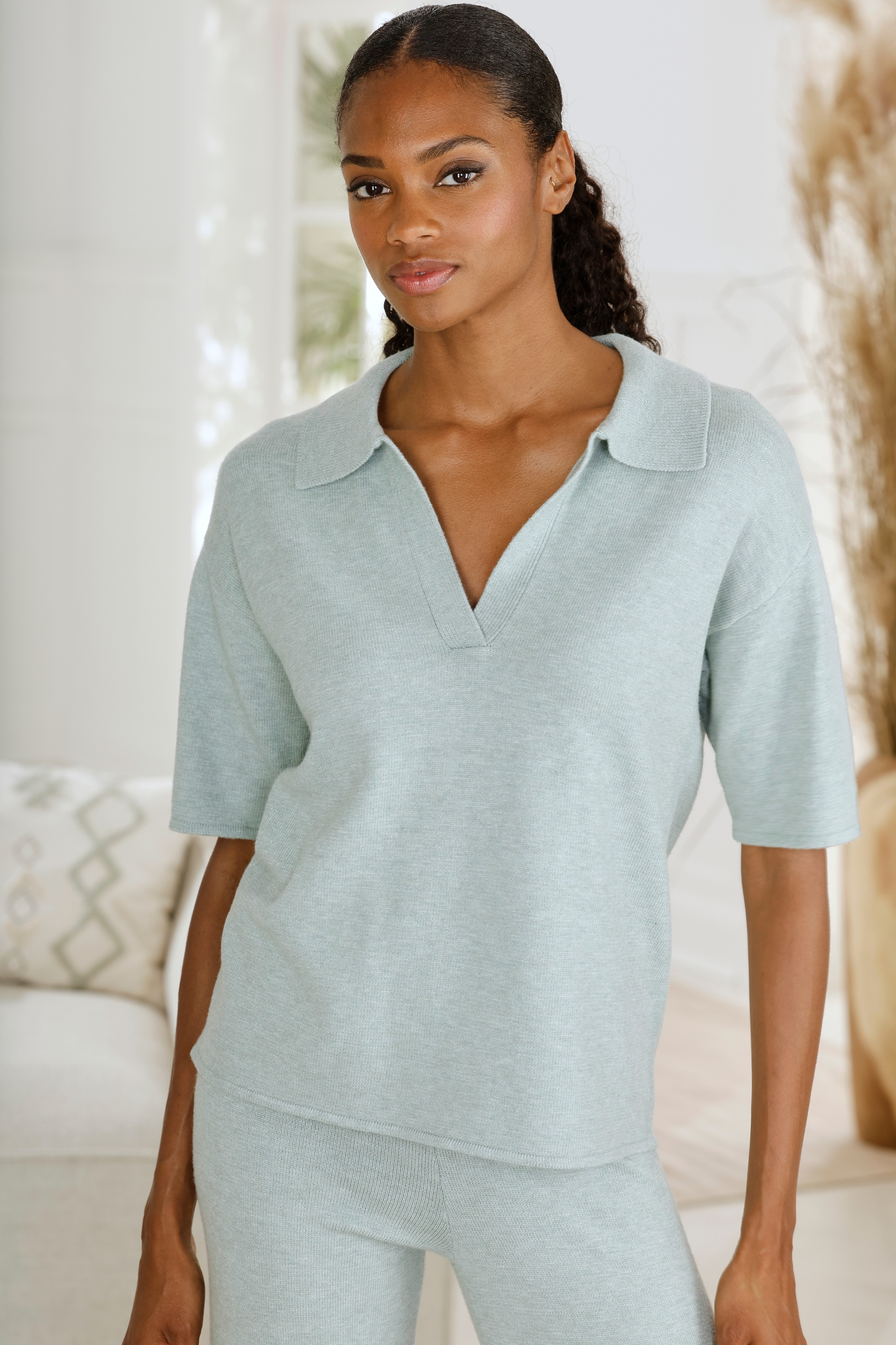 Poloshirt LASCANA, Damen, Gr. 32/34, blau (mint), Feinstrick, Obermaterial: 50% Viskose (LENZING™ ECOVERO™), 28% Polyester, 22% Polyamid, meliert, bequem hüftlang, V-Ausschnitt, normaler Saum, Shirts, aus hochwertigem Strick, Loungewear