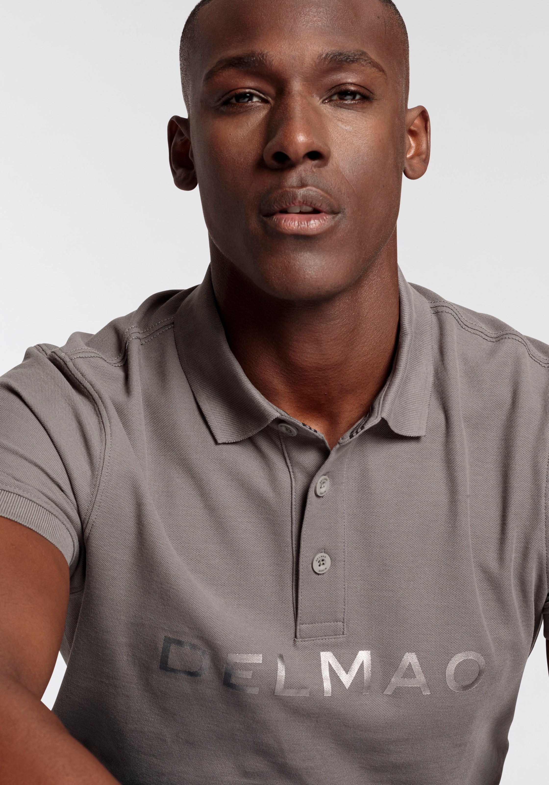 DELMAO Poloshirt, Kurzarm, mit Rippbündchen, mit Print, Polokragen, aus Baumwolle
