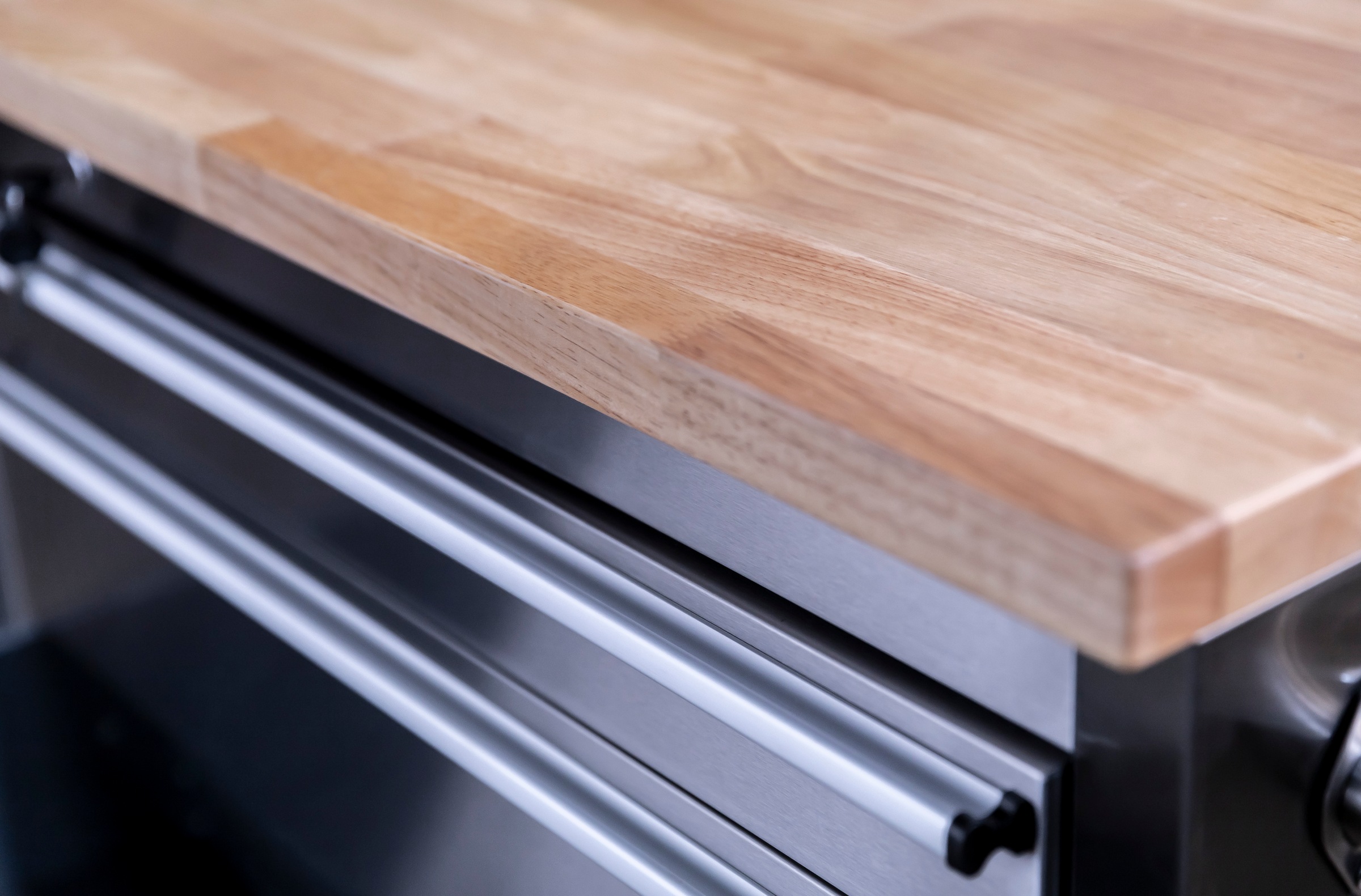 ONDIS24 Werkstattwagen »Werkzeugwagen aus Edelstahl mit 1 Tür 4 Schubladen« fahrbar, kugelgelagerten Schubladen, abschließbar, Massivholzplatte