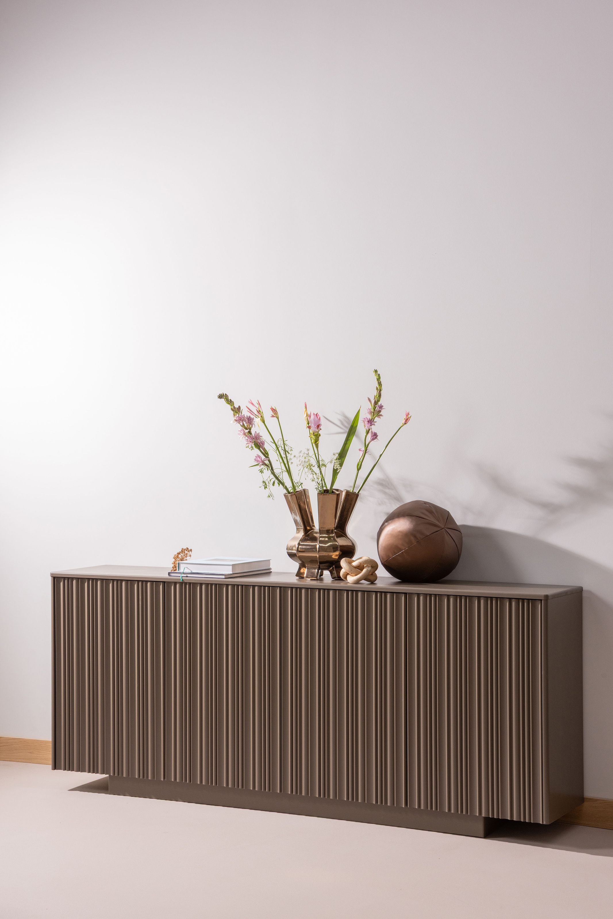 WOOOD Sideboard "Nova mit FSC-Mix Massivkiefer und Dämpfung Funktion 200 x 40 x 85 cm" Tragkraft 15 kg pro boden, sichtbare Maserung, einfach zu montieren