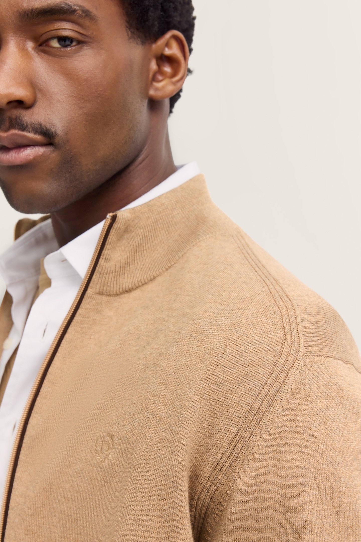 bugatti Strickjacke »Regular Fit«, mit Reißverschluss und Stehkragen