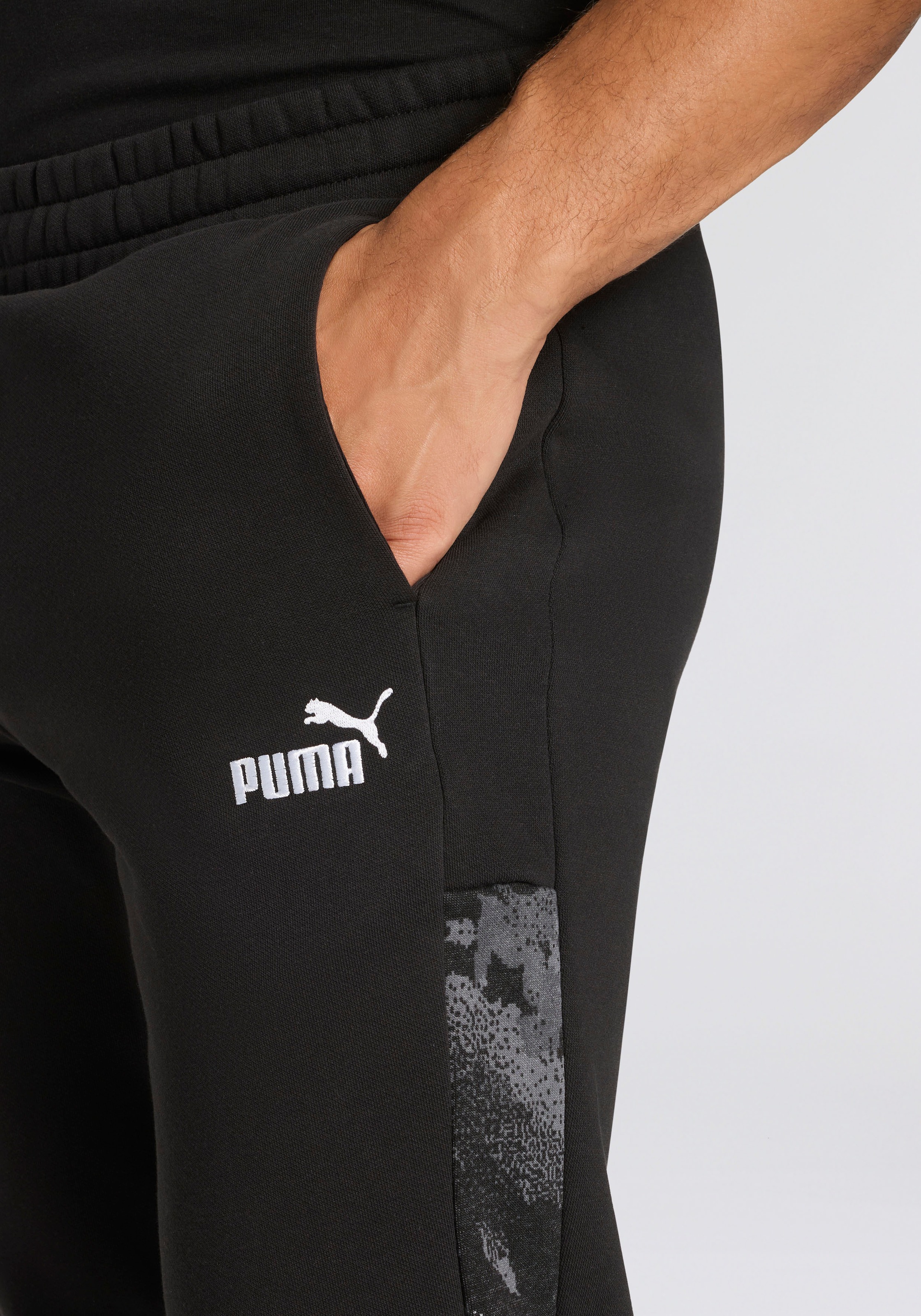 Thumbnail - PUMA Trainingshose "ESS CAMO SWEATPANTS FL CL" für entspannte Tage und vielseitige Aktivitäten, mit Eingrifftaschen