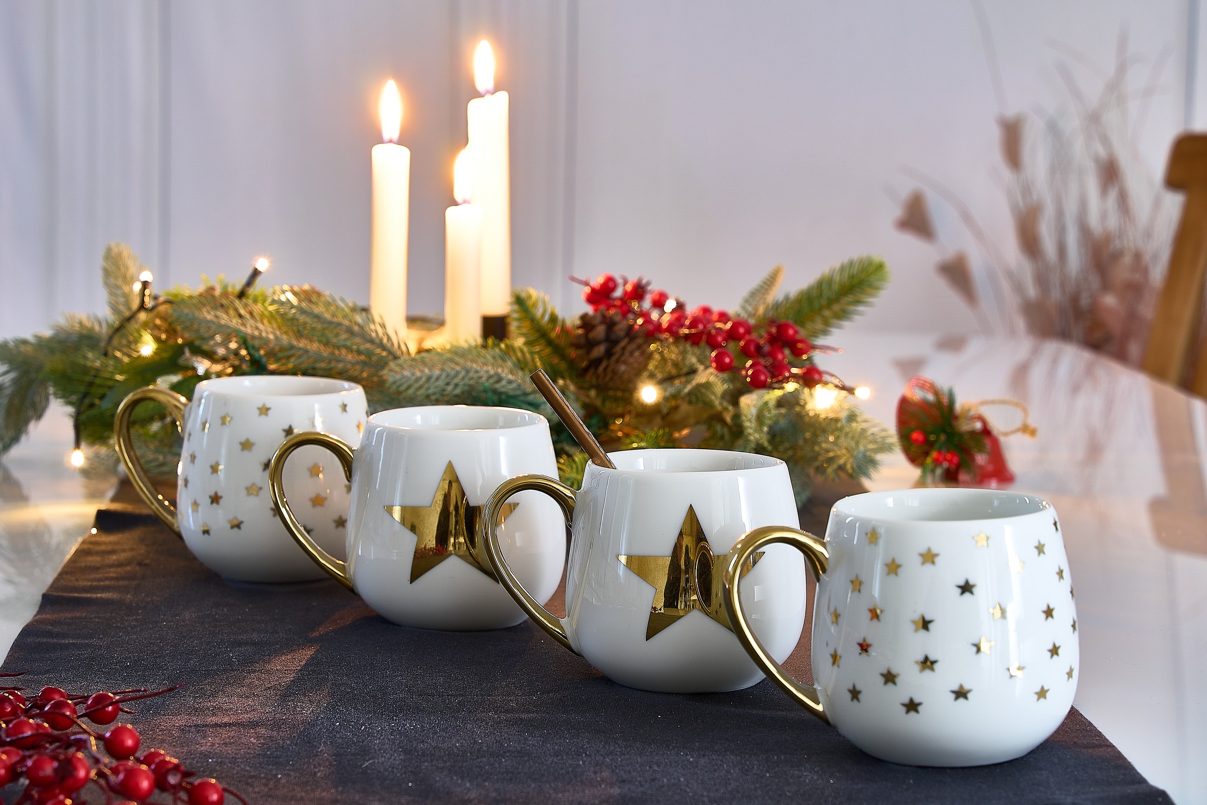 Retsch Arzberg Becher »GOLD STAR«, (Set, 4 tlg., 4 Trink-/Henkelbecher ca. 370ml für Kaffee, Tee, Kakao, Glühwein etc.), zwei verschiedenen goldenen Sterndekoren im Set sortiert, 4-teilig