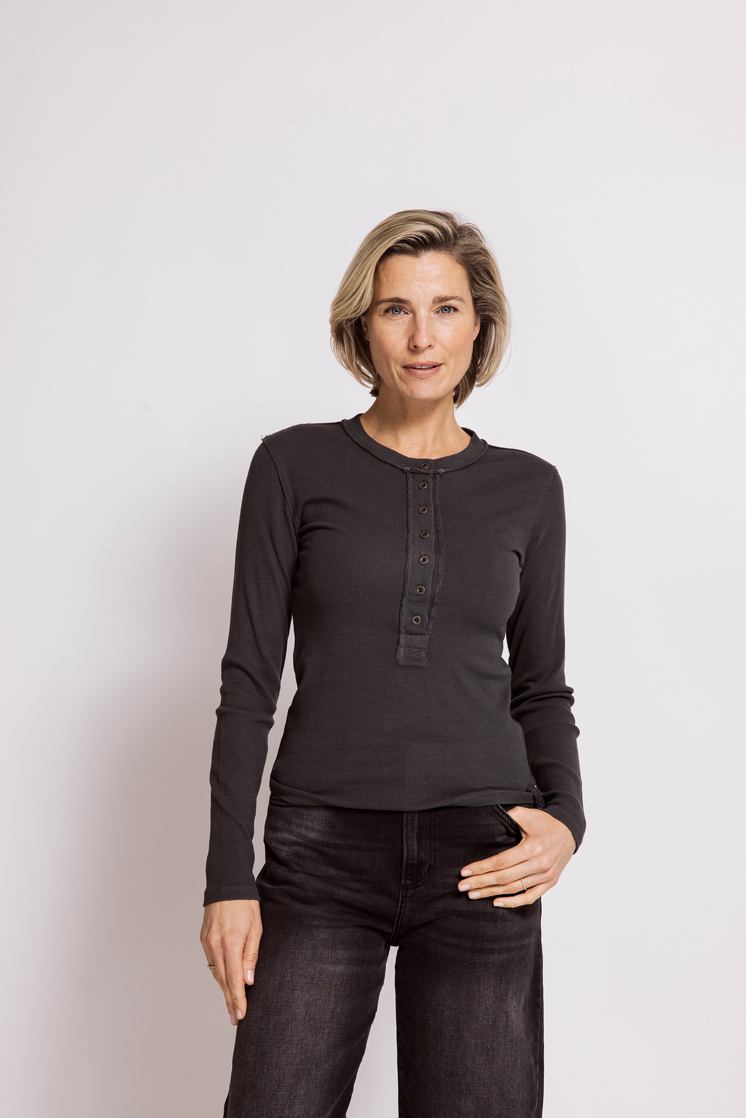Zhrill Langarmshirt "NAMI" bequeme Passform, unifarben, offene Kanten