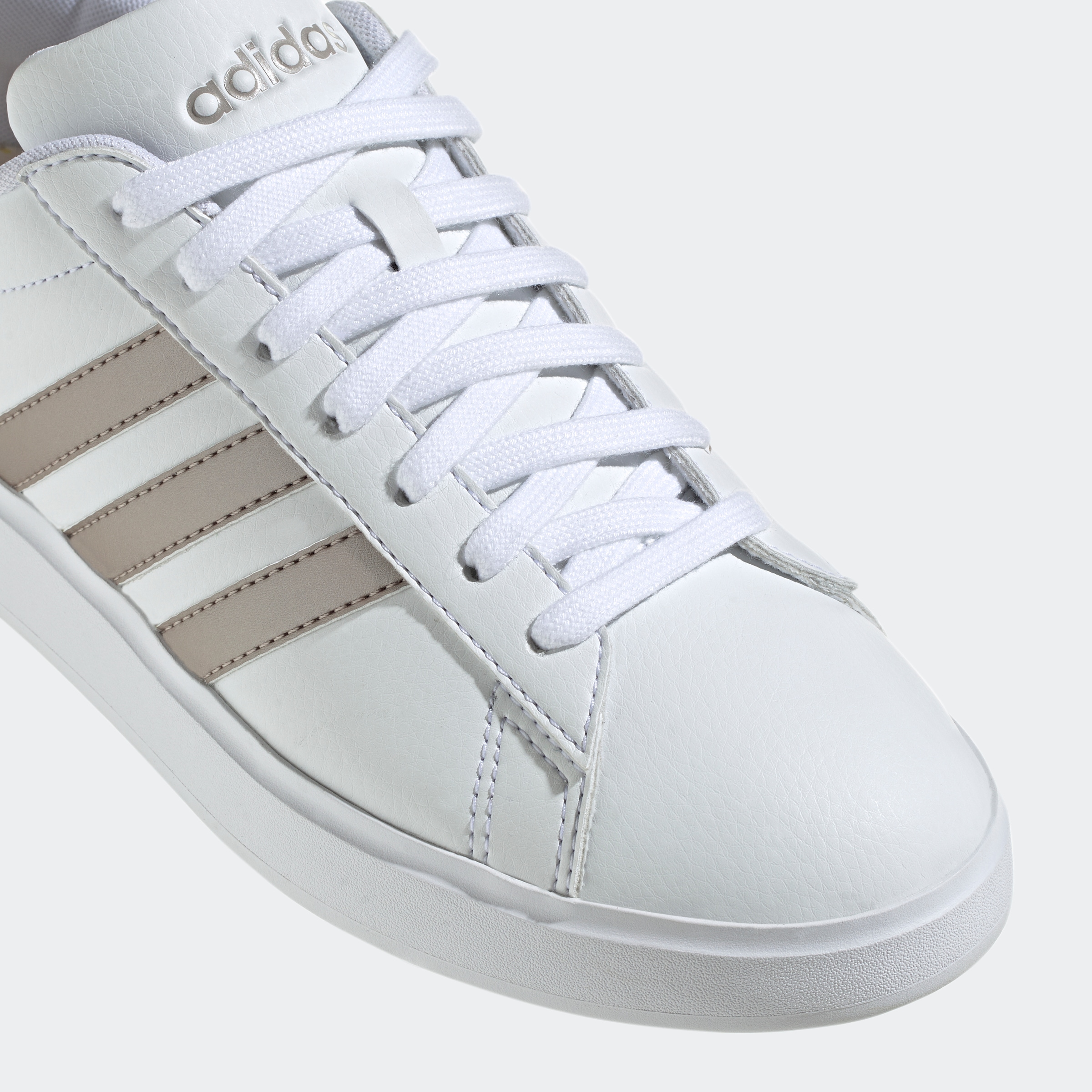 adidas Sportswear Sneaker »GRAND COURT CLOUDFOAM LIFESTYLE COURT COMFORT«, Design auf den Spuren des adidas Superstar