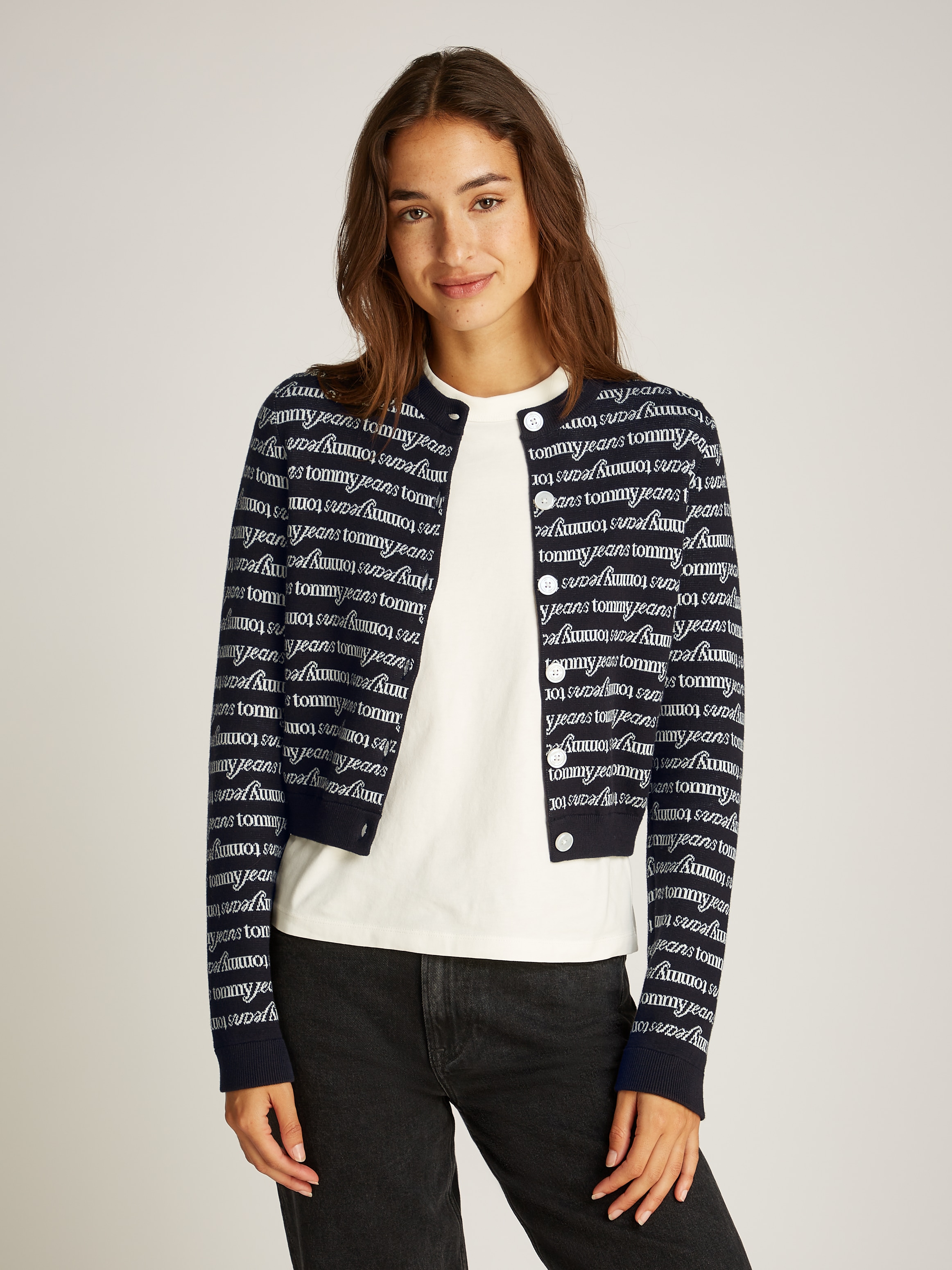 Strickjacke »TJW CRP SCRIPT AOP CARDIGAN«, mit Allover-Label-Muster