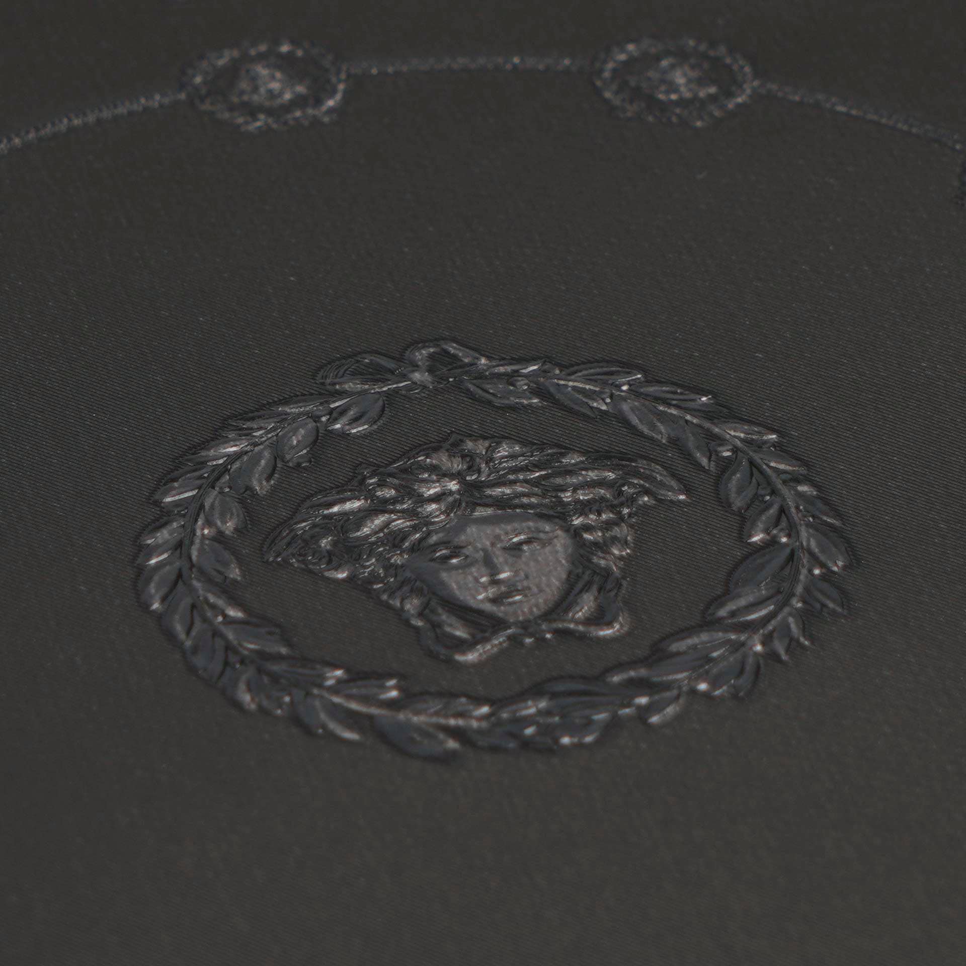 Versace Vliestapete »Versace 6 I Love Baroque –« 3D-Optik | Barock | Motiv geprägt Geometrisches Kreisdesign mit edlem Glanz & fein strukturierter Optik