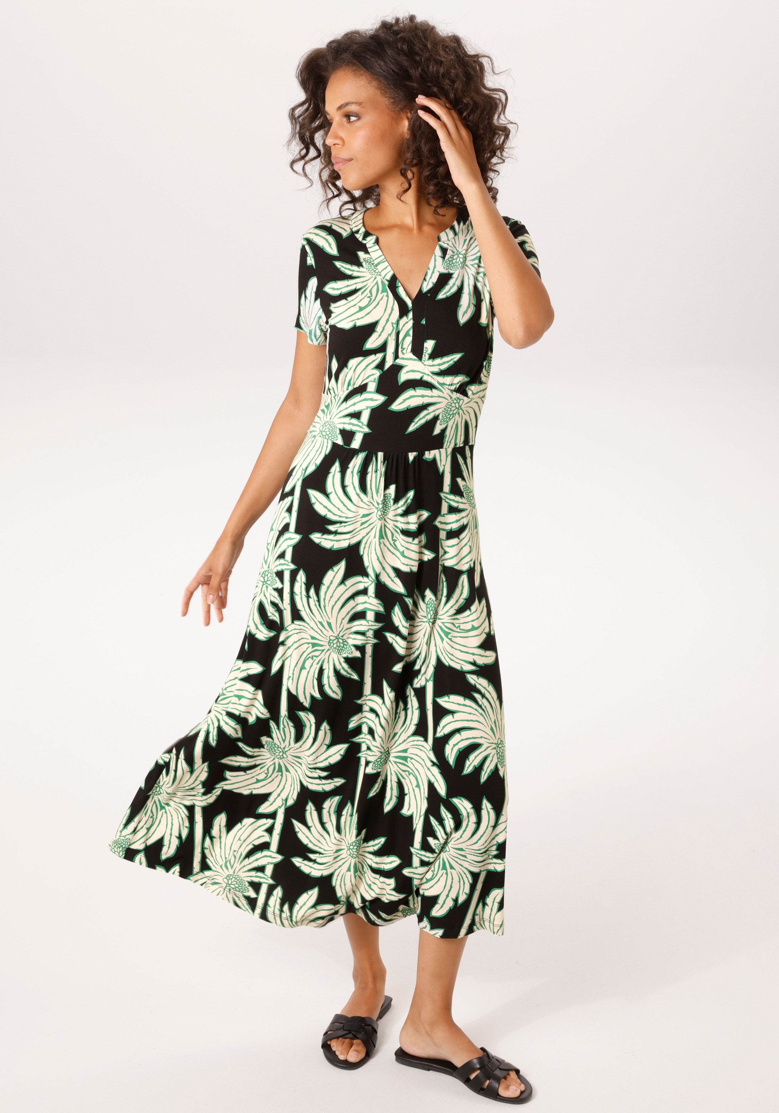 Aniston CASUAL Sommerkleid mit großflächigen, grafischen Palmen bedruckt