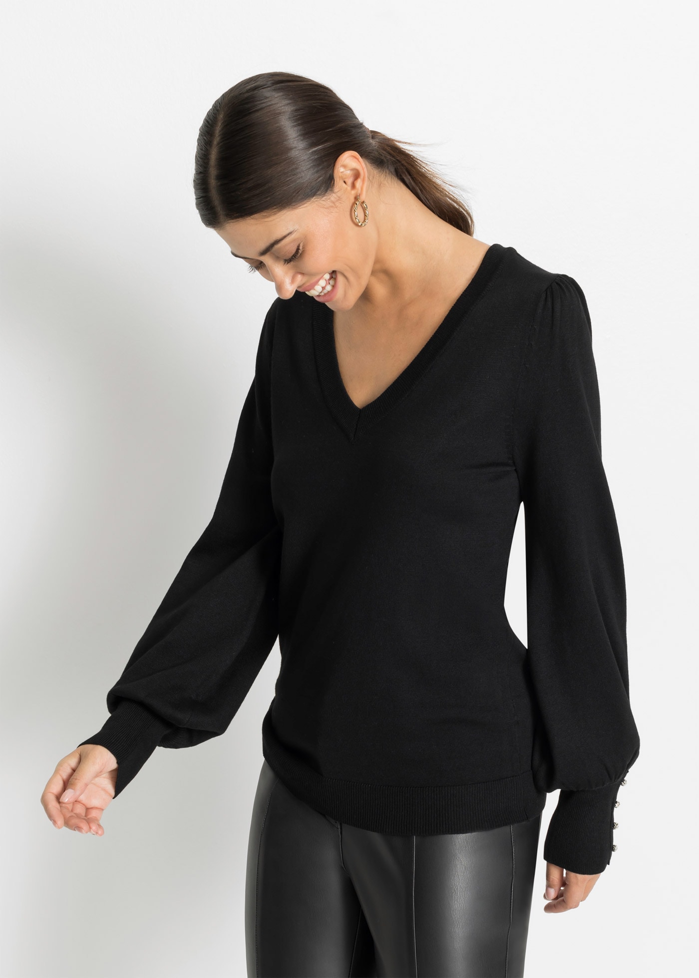 bonprix Strickpullover "Feinstrickpullover aus Viskose-Mix" aus Viskose-Mix, mit V-Ausschnitt, Ballonärmel mit Zierknöpfen