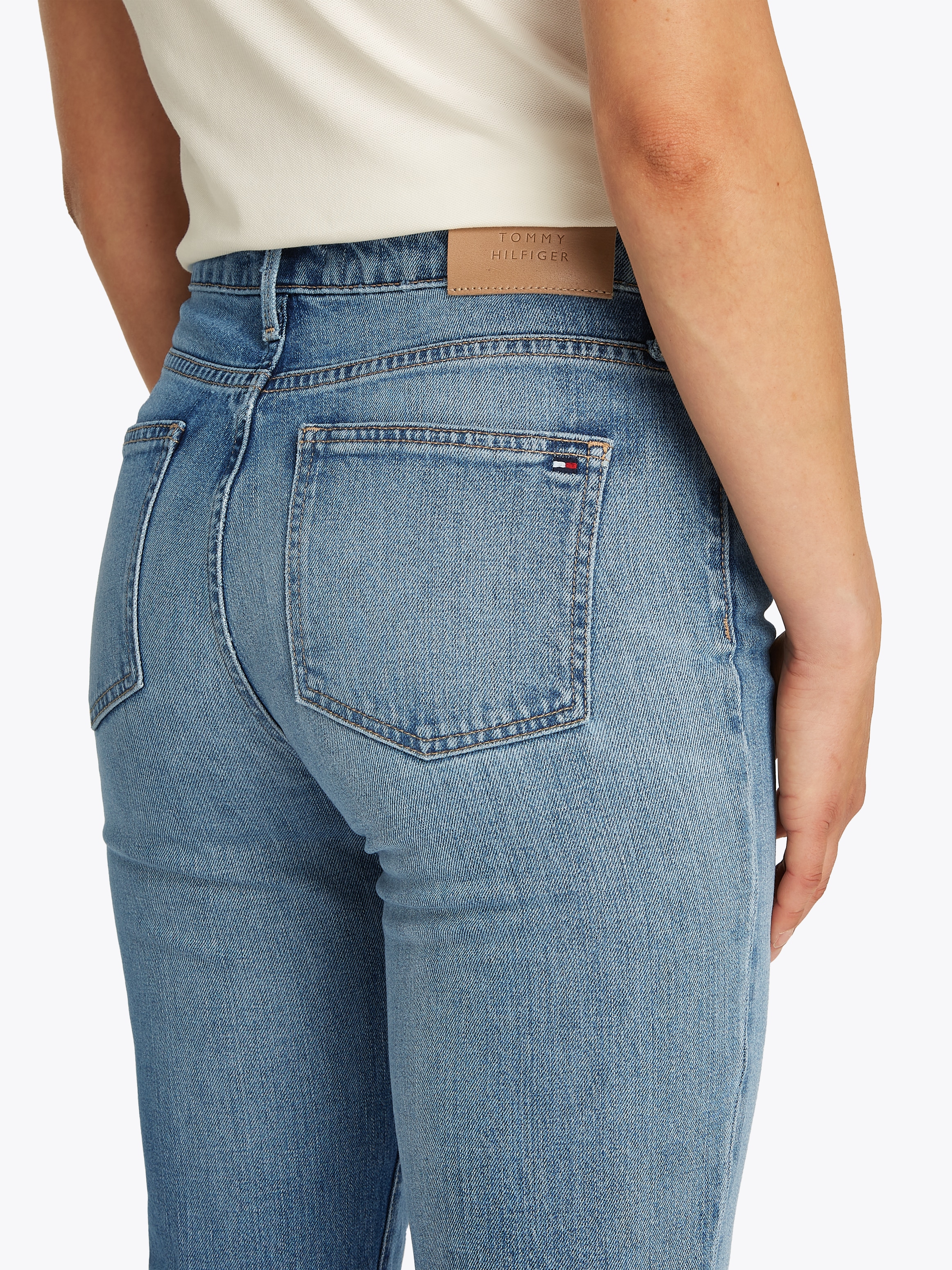 Tommy Hilfiger Bootcut-Jeans »Bootcut Regular Waist«, mittlere normale Leibhöhe, mit Bügelfalten, mit Nieten