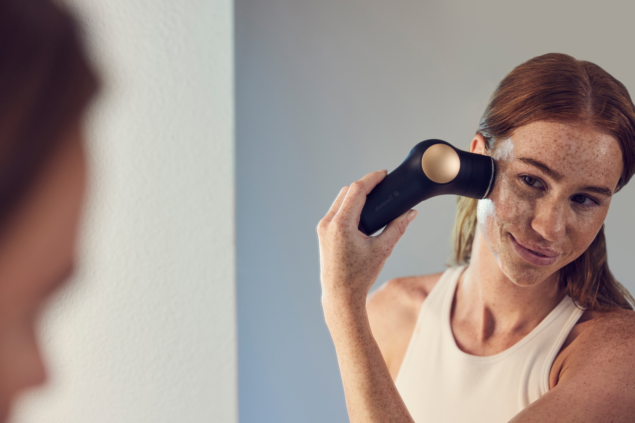 Therabody Gesichtsmassagegerät »TheraFace PRO, preisgekröntes All-in-one-Gerät für die Hautpflege«, Tiefenreinigung, Mikrocurrent, LED-Lichttherapie