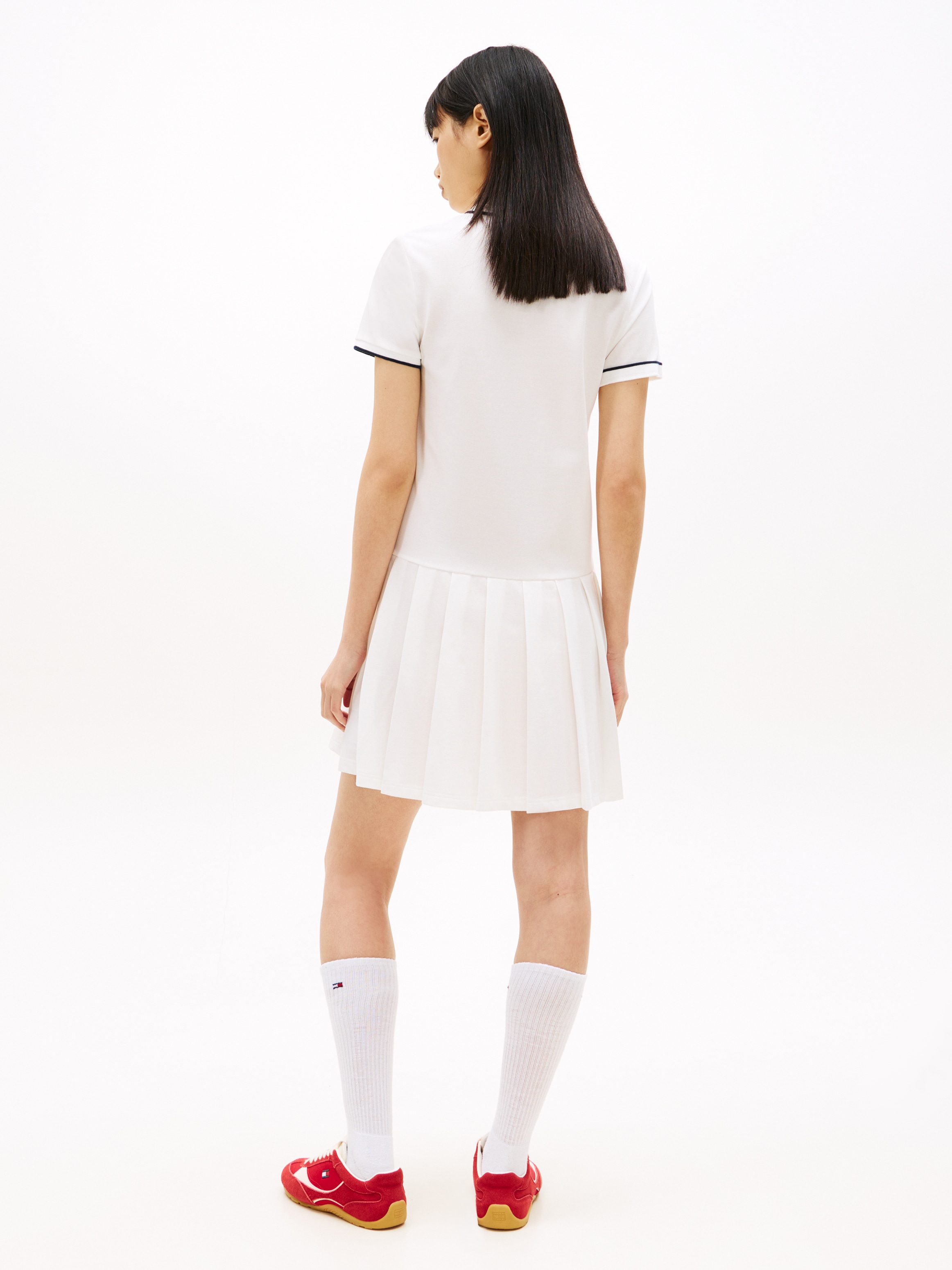 Tommy Jeans Polokleid »TJW BADGE PLEAT PIQUE DRESS EXT« mit Kontrastdetails, entspannte Passform