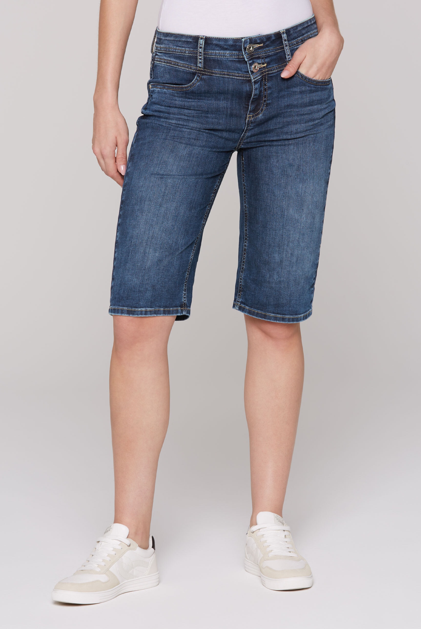 SOCCX Jeansshorts, mit zwei Knöpfen am Bund
